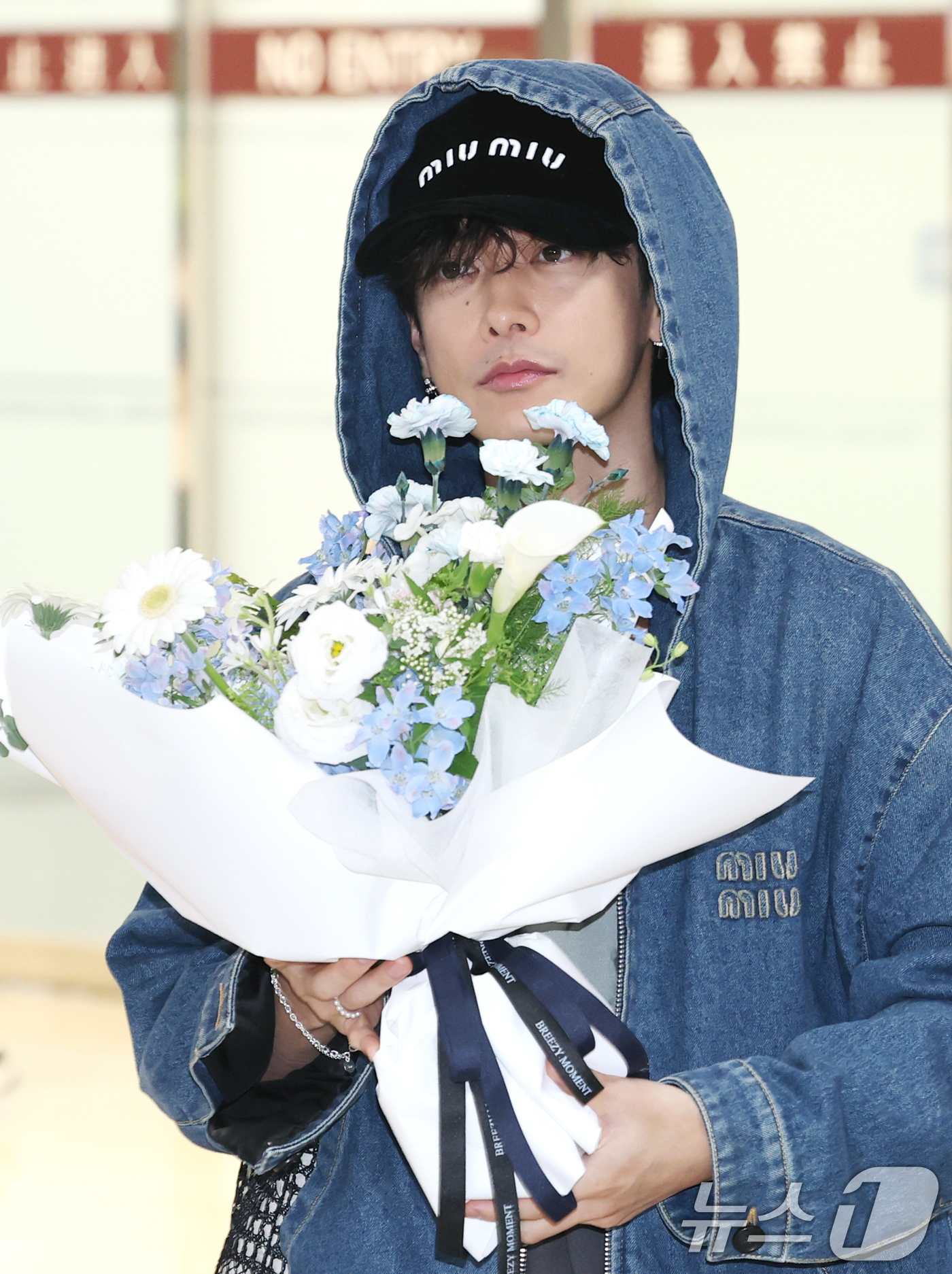 (김포공항=뉴스1) 권현진 기자 = 일본 배우 사토 타케루가 영화 ‘내 남편과 결혼해줘’ 홍보를 위해 26일 오전 김포공항을 통해 입국해 팬들로 부터 꽃다발을 선물받고 있다. 20 …