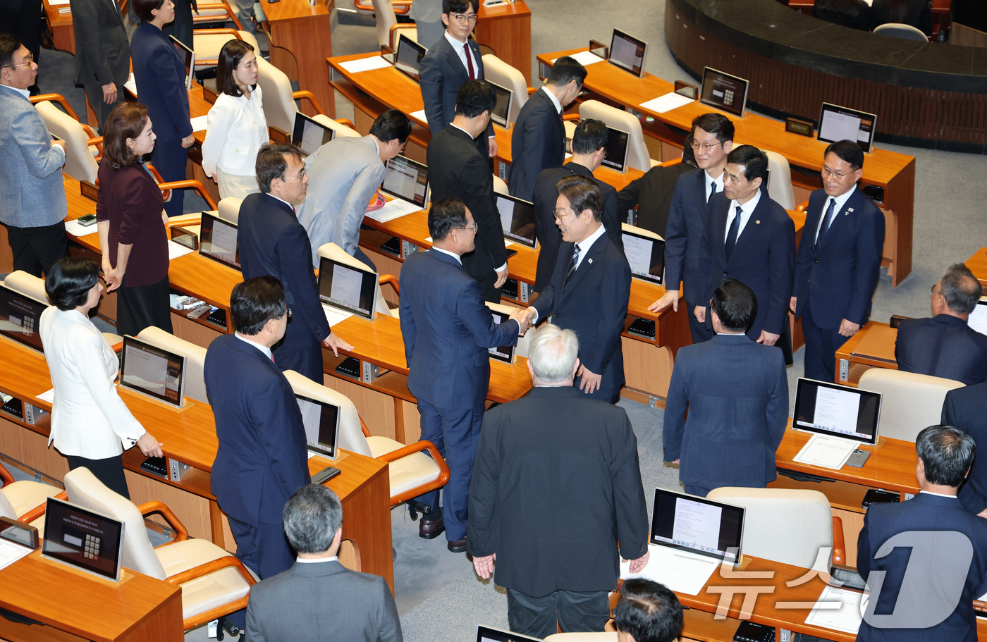 (서울=뉴스1) 국회사진기자단 = 이재명 대통령이 26일 서울 여의도 국회에서 열린 추가경정예산안 시정연설을 마친 뒤 추경호 국민의힘 의원과 인사를 나누고 있다. 2025.6.26 …