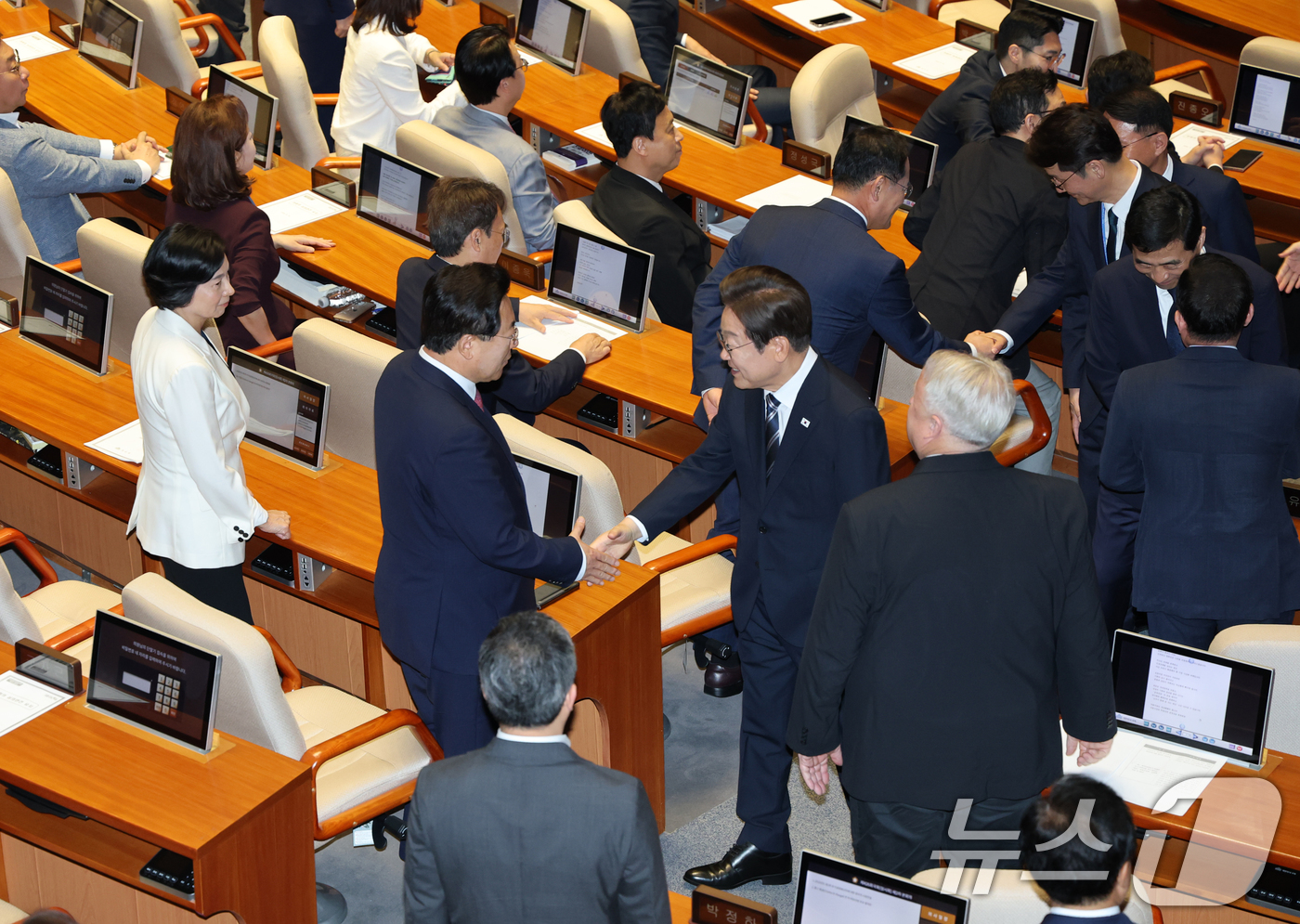 (서울=뉴스1) 국회사진기자단 = 이재명 대통령이 26일 서울 여의도 국회에서 열린 추가경정예산안 시정연설을 마친 뒤 추경호 국민의힘 의원과 인사를 나누고 있다. 2025.6.26 …