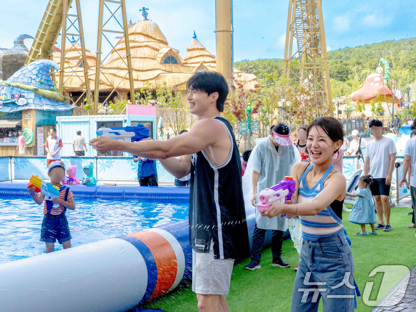 (부산=뉴스1) 윤일지 기자 = 롯데월드 어드벤처 부산은 시원한 여름을 선사하기 위해 8월 31일까지  뜨거운 더위를 식혀줄 다양한 물놀이 콘텐츠를 선보인다고 26일 밝혔다. 야외 …