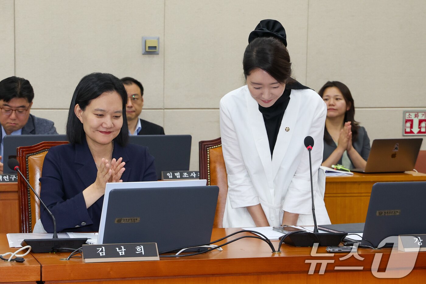 본문 이미지 - 여성가족부 장관 후보자로 지명된 강선우 더불어민주당 간사가 26일 오전 서울 여의도 국회에서 열린 제426회국회&#40;임시회&#41; 보건복지위원회 제1차 전체회의에서 지명 소감을 밝힌 뒤 인사하고 있다. 2025.6.26/뉴스1 ⓒ News1 안은나 기자