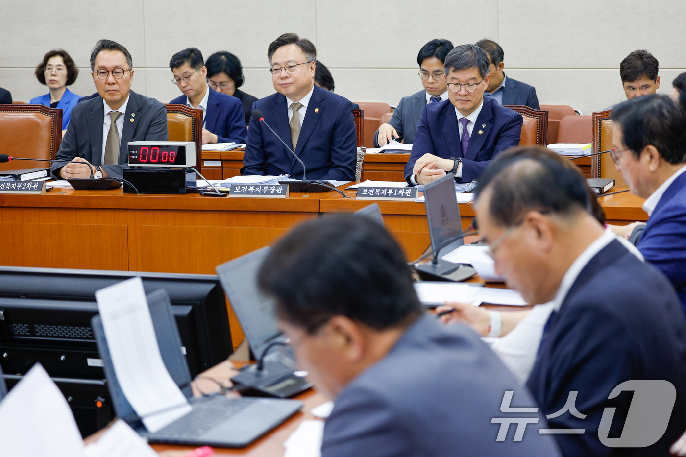 (서울=뉴스1) 안은나 기자 = 보건복지부 박민수 2차관(왼쪽부터), 조규홍 장관, 이기일 1차관이 26일 오전 서울 여의도 국회에서 열린 제426회국회(임시회) 보건복지위원회 제 …