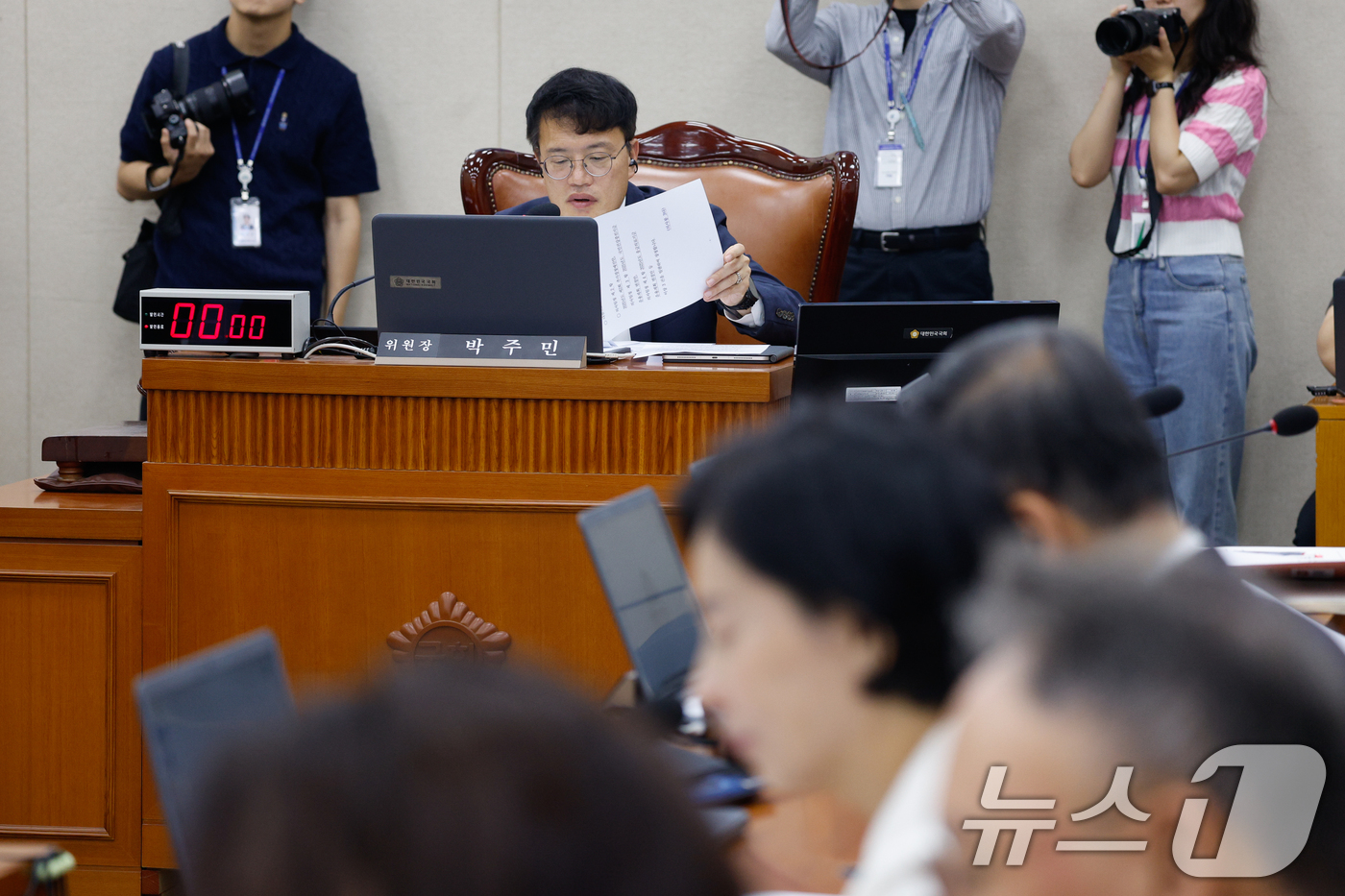 (서울=뉴스1) 안은나 기자 = 박주민 국회 보건복지위원회 위원장이 26일 오전 서울 여의도 국회에서 열린 제426회국회(임시회) 복지위 제1차 전체회의에서 의사봉을 두드리고 있다 …