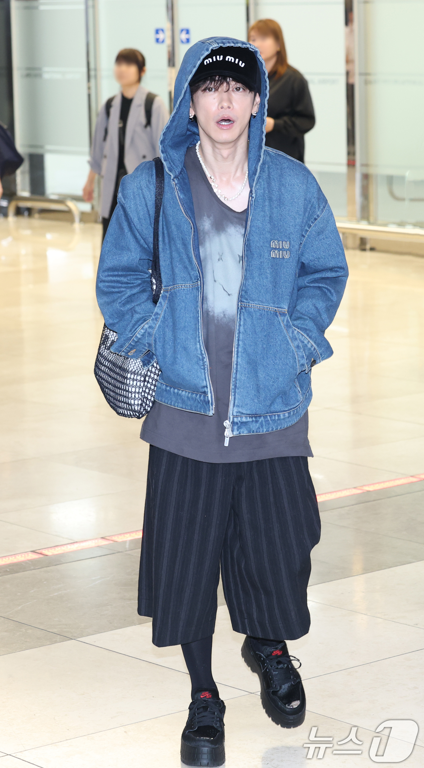 (김포공항=뉴스1) 권현진 기자 = 일본 배우 사토 타케루가 영화 ‘내 남편과 결혼해줘’ 홍보를 위해 26일 오전 김포공항을 통해 입국하고 있다. 2025.6.26/뉴스1