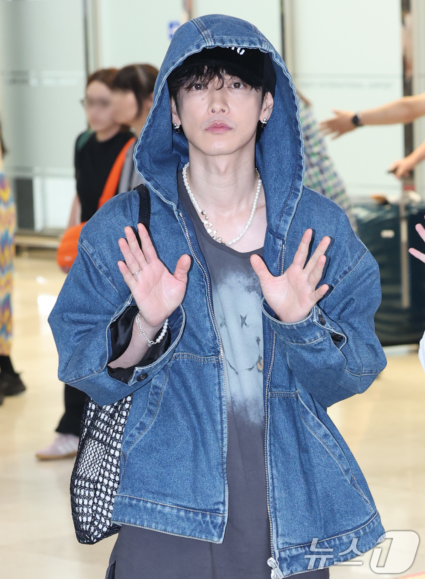 (김포공항=뉴스1) 권현진 기자 = 일본 배우 사토 타케루가 영화 ‘내 남편과 결혼해줘’ 홍보를 위해 26일 오전 김포공항을 통해 입국해 인사를 하고 있다. 2025.6.26/뉴스 …