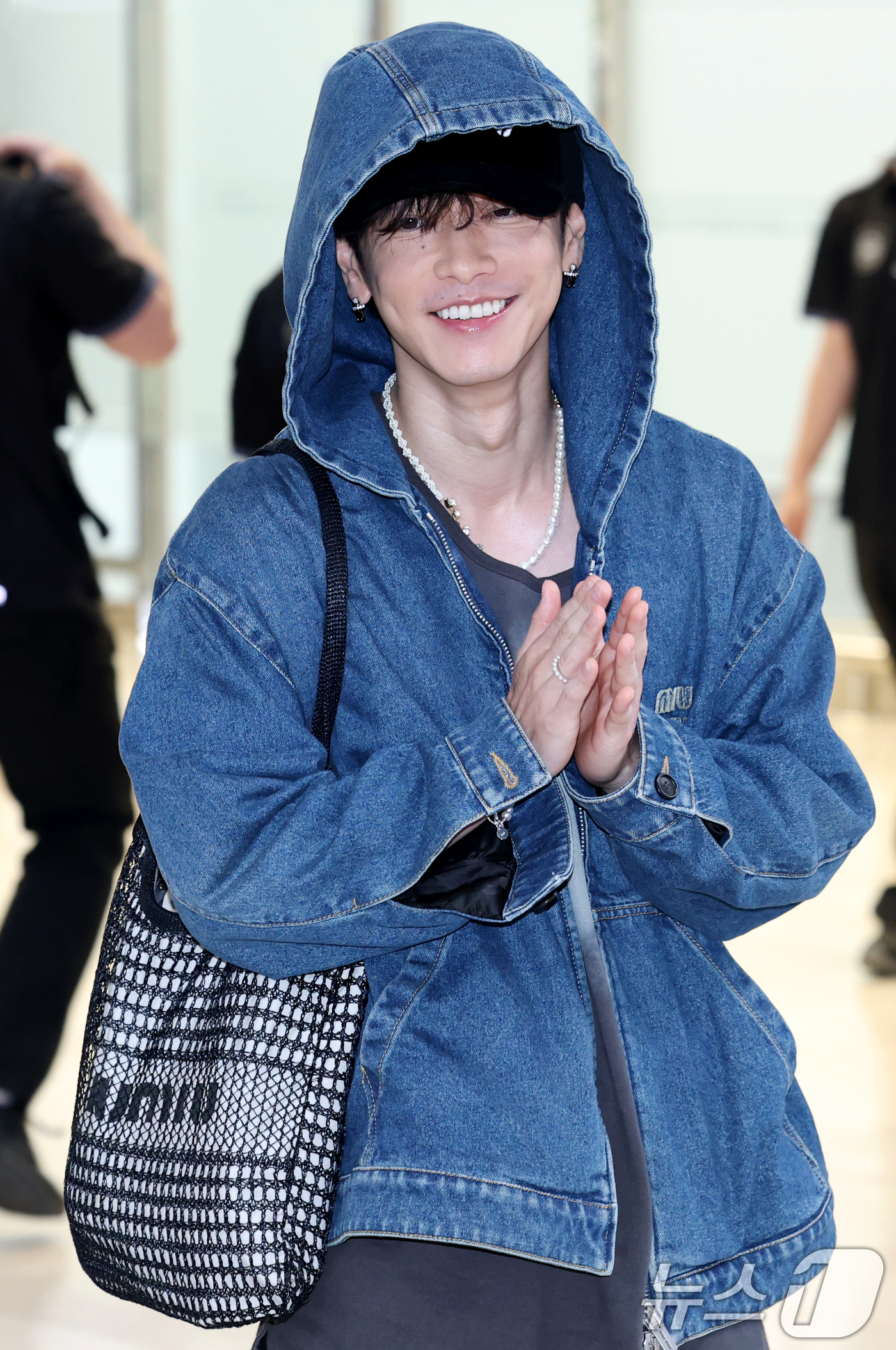 (김포공항=뉴스1) 권현진 기자 = 일본 배우 사토 타케루가 영화 ‘내 남편과 결혼해줘’ 홍보를 위해 26일 오전 김포공항을 통해 입국해 미소를 짓고 있다. 2025.6.26/뉴스 …