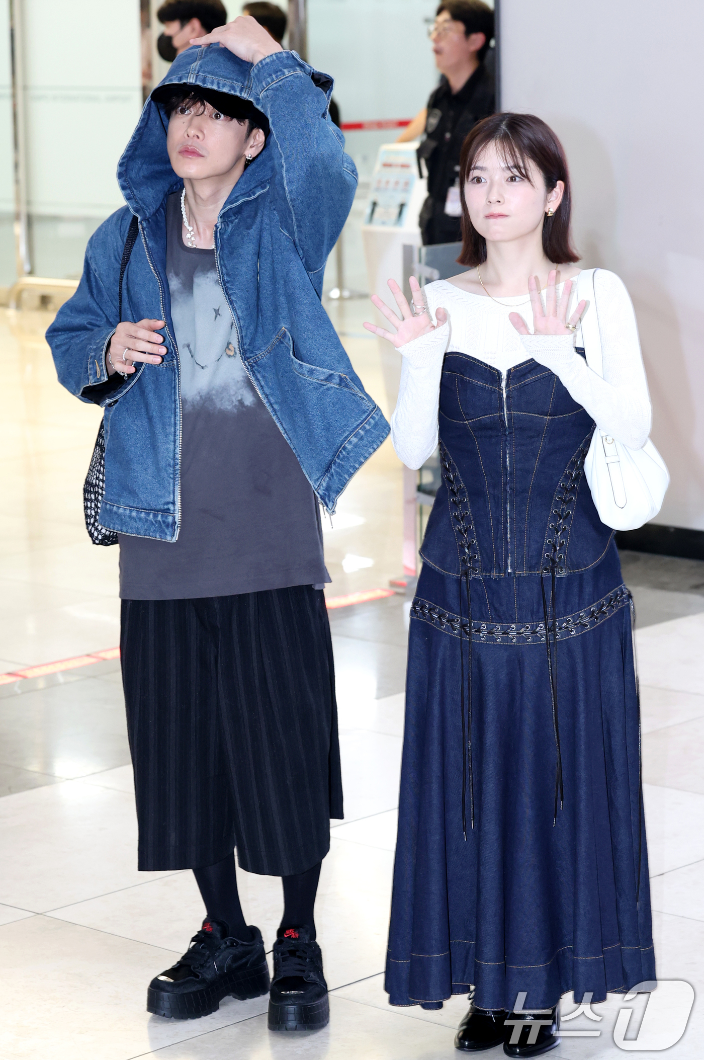 (김포공항=뉴스1) 권현진 기자 = 일본 배우 코시바 후우카(오른쪽)와 사토 타케루가 영화 ‘내 남편과 결혼해줘’ 홍보를 위해 26일 오전 김포공항을 통해 입국해 인사를 하고 있다 …