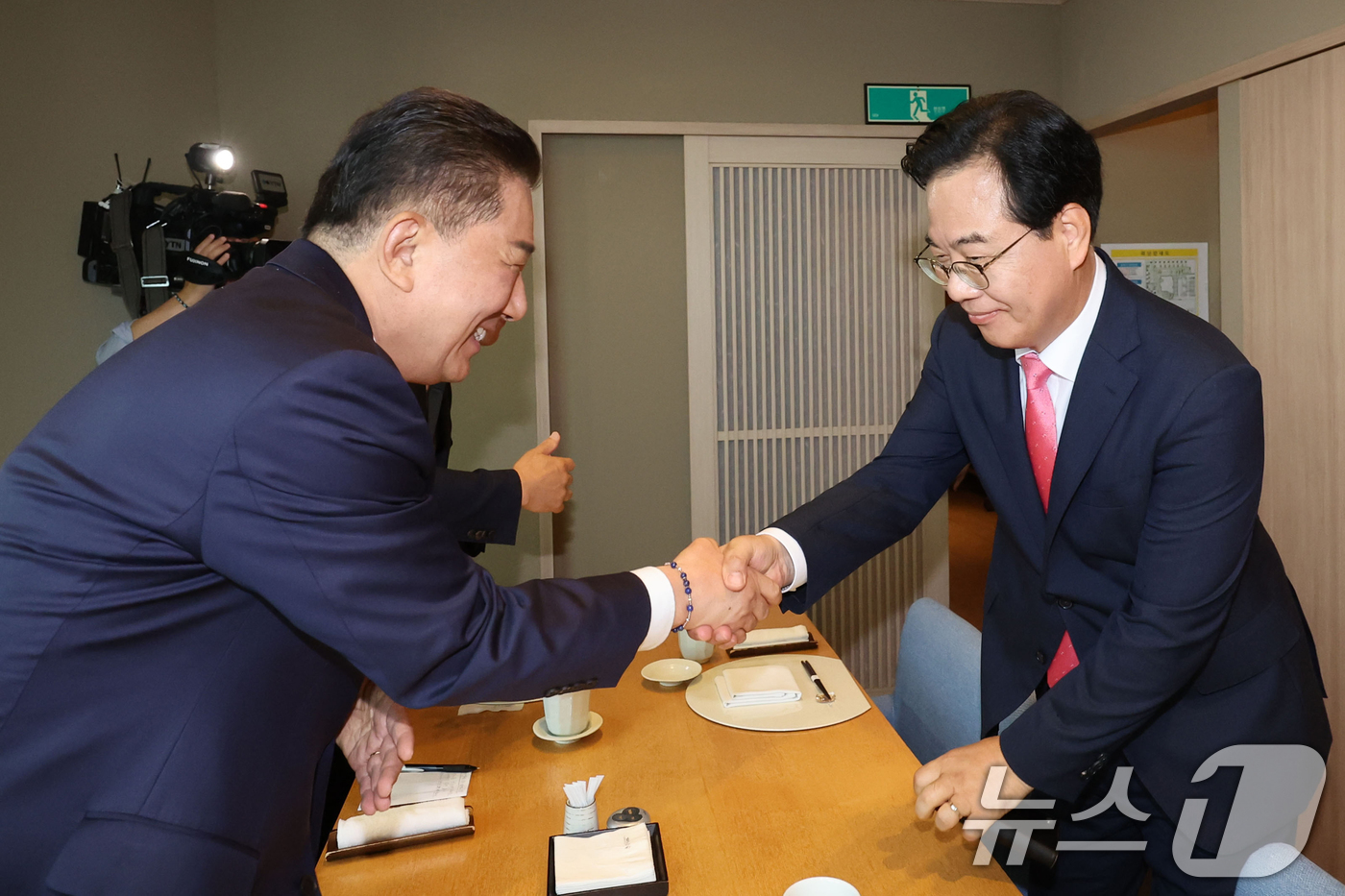 (서울=뉴스1) 김민지 기자 = 김병기 더불어민주당 원내대표(왼쪽)와 송언석 국민의힘 원내대표가 26일 서울 여의도의 한 식당에서 원구성 협상 관련 오찬 회동을 하며 인사하고 있다 …