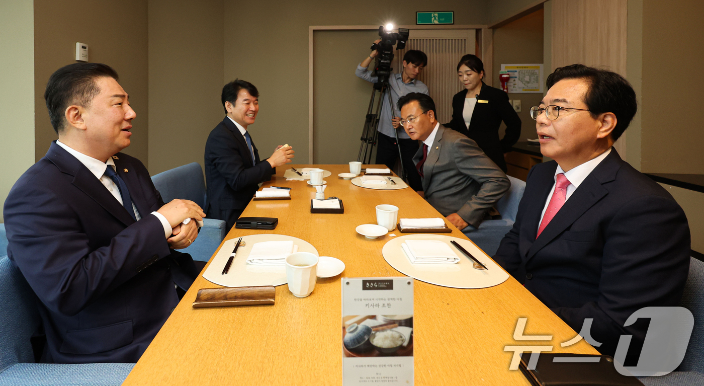 (서울=뉴스1) 김민지 기자 = 더불어민주당과 국민의힘 원내지도부가 26일 서울 여의도의 한 식당에서 원구성 협상 관련 오찬 회동을 하고 있다.왼쪽부터 시계방향으로 민주당 김병기 …