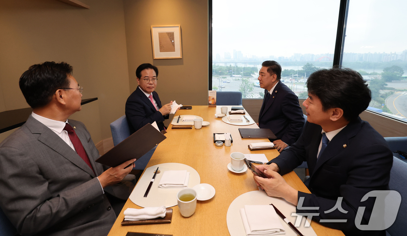 (서울=뉴스1) 김민지 기자 = 김병기 더불어민주당 원내대표와 송언석 국민의힘 원내대표를 비롯한 지도부가 26일 서울 여의도의 한 식당에서 원구성 협상 관련 오찬 회동을 하고 있다 …