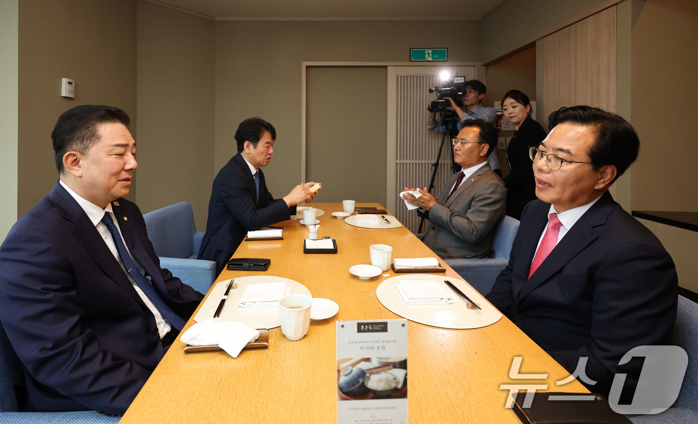 (서울=뉴스1) 김민지 기자 = 더불어민주당과 국민의힘 원내지도부가 26일 서울 여의도의 한 식당에서 원구성 협상 관련 오찬 회동을 하고 있다.왼쪽부터 시계방향으로 민주당 김병기 …