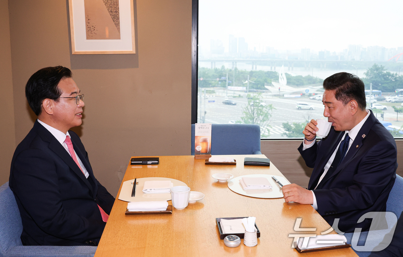 (서울=뉴스1) 김민지 기자 = 김병기 더불어민주당 원내대표와 송언석 국민의힘 원내대표가 26일 서울 여의도의 한 식당에서 원구성 협상 관련 오찬 회동을 하고 있다. (공동취재) …