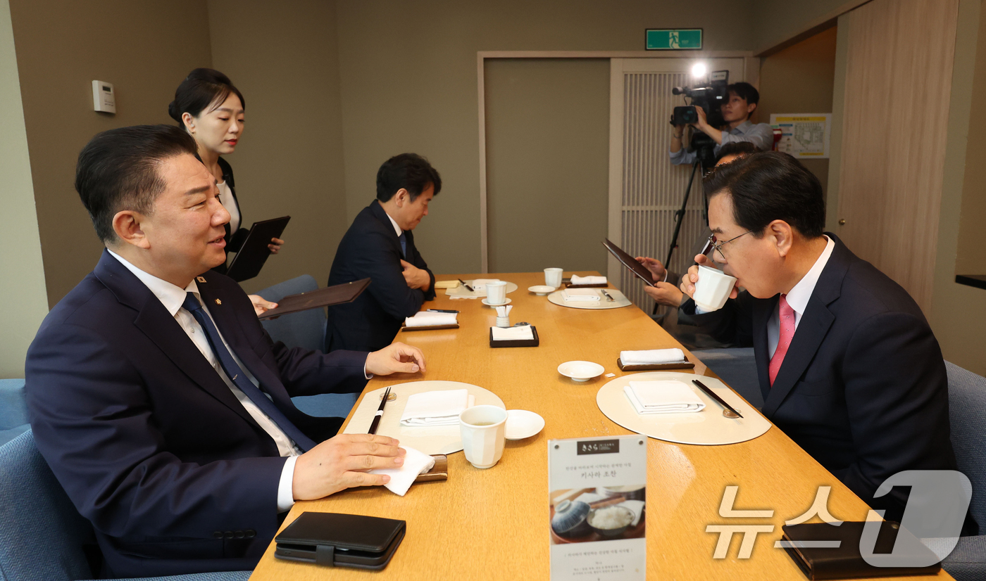 (서울=뉴스1) 김민지 기자 = 김병기 더불어민주당 원내대표(왼쪽)와 송언석 국민의힘 원내대표가 26일 서울 여의도의 한 식당에서 원구성 협상 관련 오찬 회동을 하고 있다. (공동 …