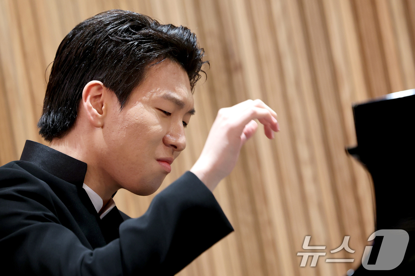 (서울=뉴스1) 이동해 기자 = 롱티보 국제 콩쿠르에서 우승한 피아니스트 김세현이 26일 오전 서울 종로구 세종문화회관 서클홀에서 열린 기자간담회에서 연주를 하고 있다. 2025. …