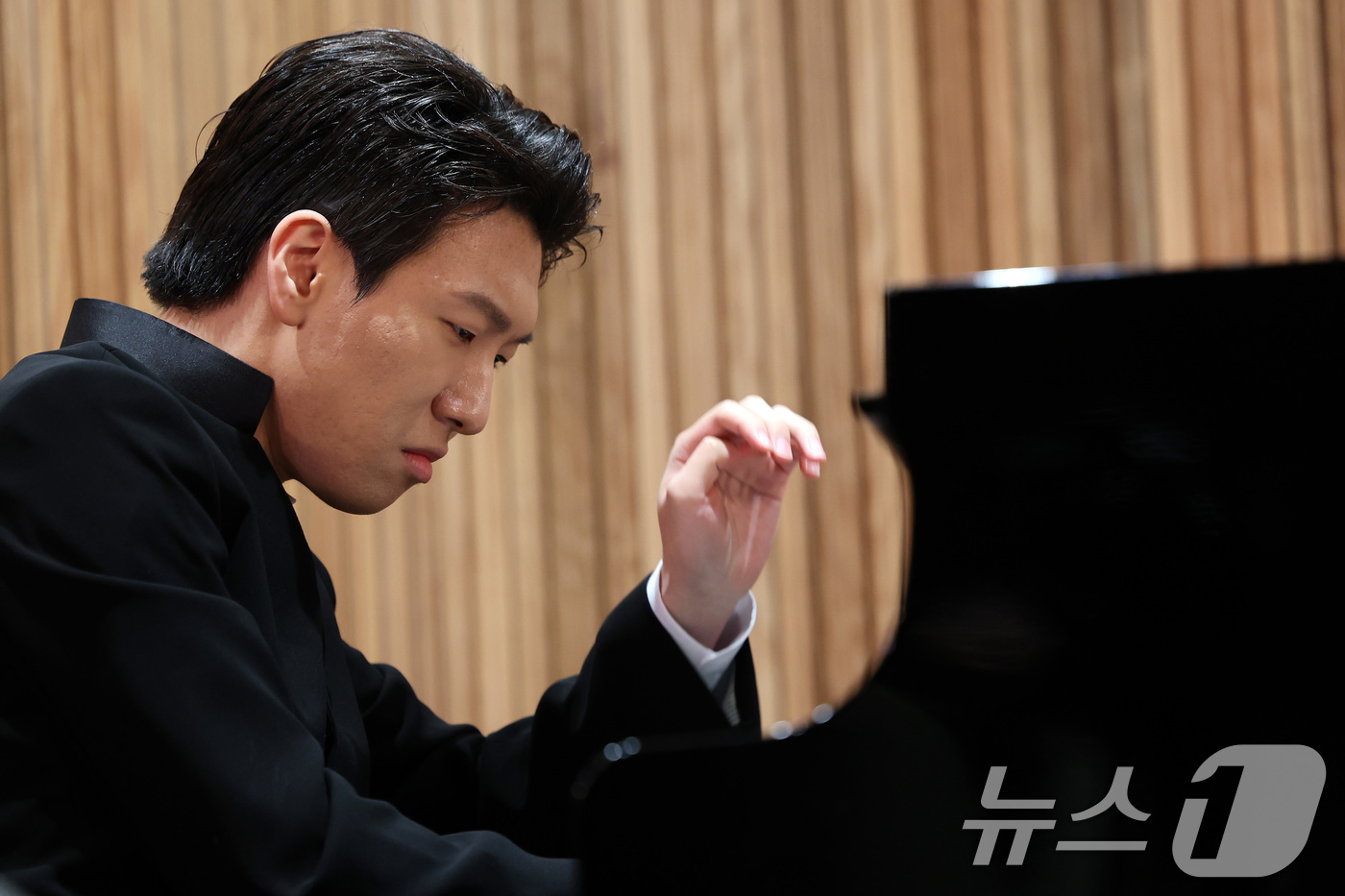 (서울=뉴스1) 이동해 기자 = 롱티보 국제 콩쿠르에서 우승한 피아니스트 김세현이 26일 오전 서울 종로구 세종문화회관 서클홀에서 열린 기자간담회에서 연주를 하고 있다. 2025. …