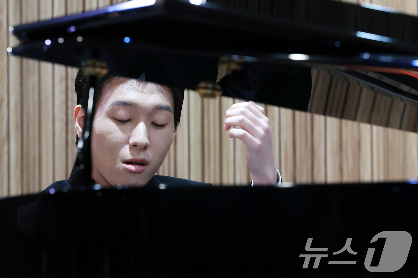 (서울=뉴스1) 이동해 기자 = 롱티보 국제 콩쿠르에서 우승한 피아니스트 김세현이 26일 오전 서울 종로구 세종문화회관 서클홀에서 열린 기자간담회에서 연주를 하고 있다. 2025. …