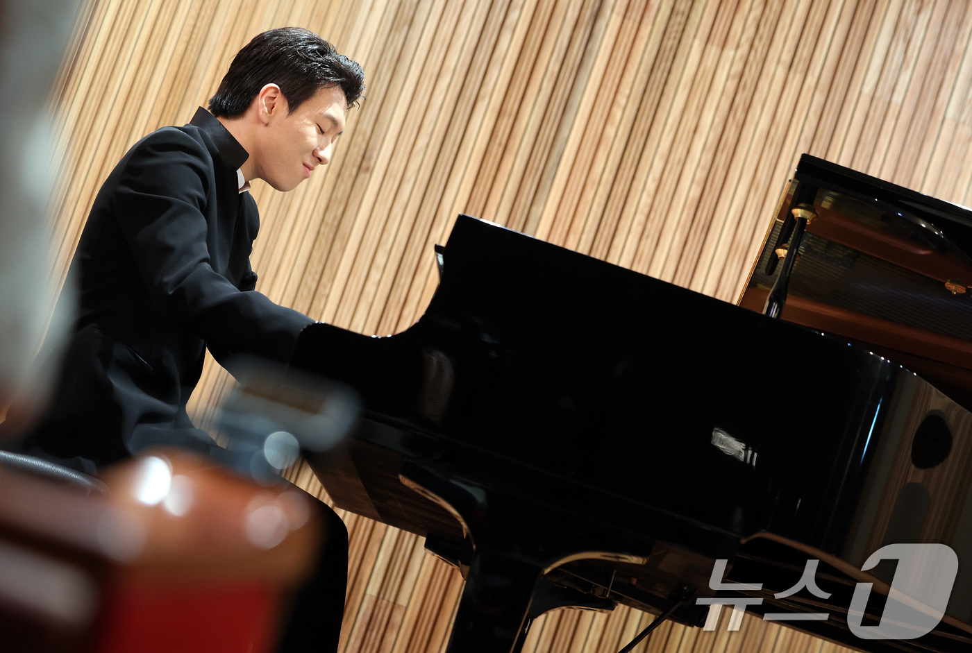 (서울=뉴스1) 이동해 기자 = 롱티보 국제 콩쿠르에서 우승한 피아니스트 김세현이 26일 오전 서울 종로구 세종문화회관 서클홀에서 열린 기자간담회에서 연주를 하고 있다. 2025. …