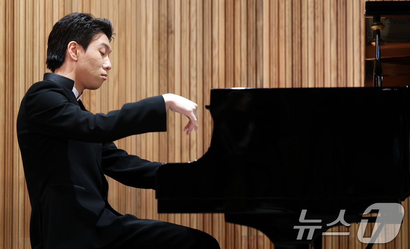 (서울=뉴스1) 이동해 기자 = 롱티보 국제 콩쿠르에서 우승한 피아니스트 김세현이 26일 오전 서울 종로구 세종문화회관 서클홀에서 열린 기자간담회에서 연주를 하고 있다. 2025. …