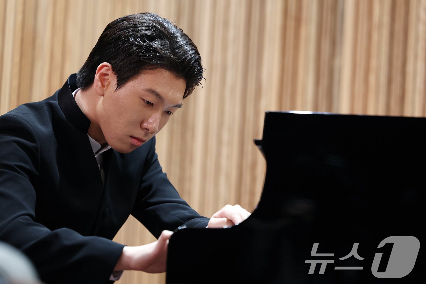 본문 이미지 - 롱티보 국제 콩쿠르에서 우승한 피아니스트 김세현이 26일 오전 서울 종로구 세종문화회관 서클홀에서 열린 기자간담회에서 연주를 하고 있다. 2025.6.26/뉴스1 ⓒ News1 이동해 기자