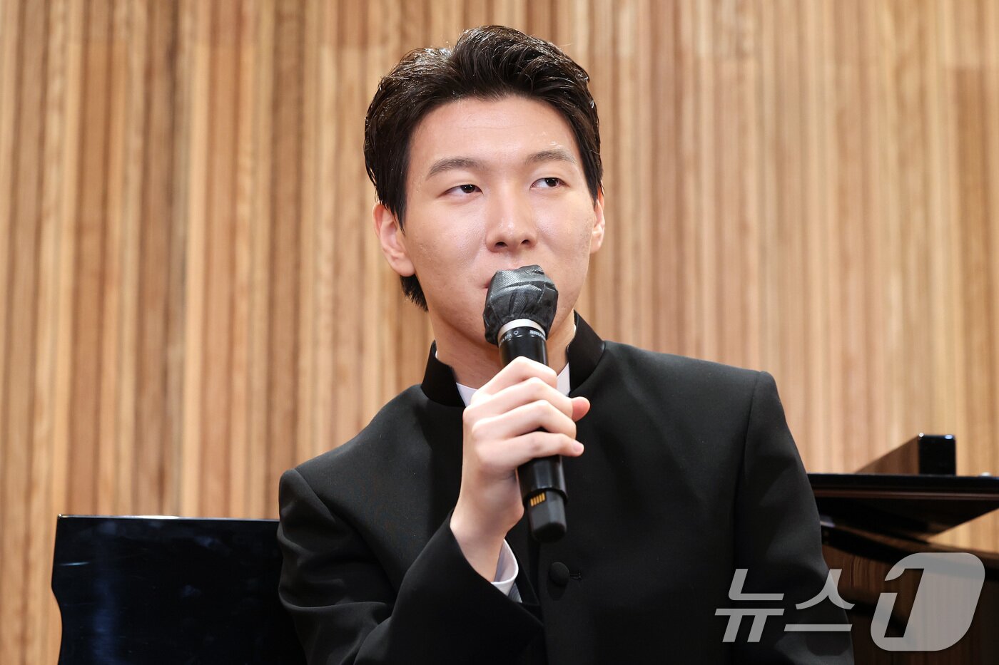 본문 이미지 - 롱티보 국제 콩쿠르에서 우승한 피아니스트 김세현이 26일 서울 종로구 세종문화회관 서클홀에서 열린 기자간담회에서 기자들 질의에 답하고 있다. 2025.6.26/뉴스1 ⓒ News1 이동해 기자