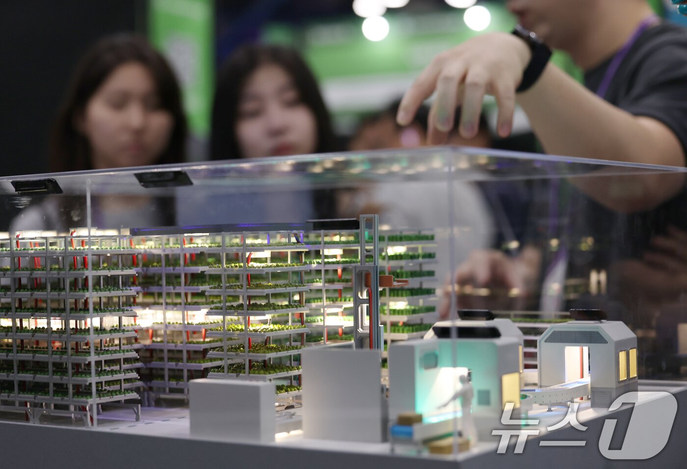 본문 이미지 - 26일 서울 강남구 코엑스에서 열린 &#39;넥스트라이즈 2025&#39;에서 로웨인이 지속가능한 미래 농업을 위한 로봇 수직농장 시스템을 선보이고 있다. 2025.6.26/뉴스1 ⓒ News1 오대일 기자