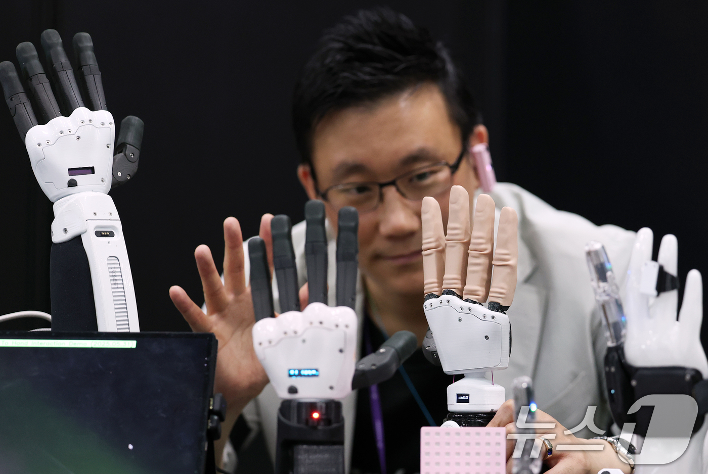 (서울=뉴스1) 오대일 기자 = 26일 서울 강남구 코엑스에서 막을 올린 '넥스트라이즈 2025'에서 만드로 부스 관계자가 상지절단장애인용 전자 의수 및 로봇 손을 시연하고 있다. …