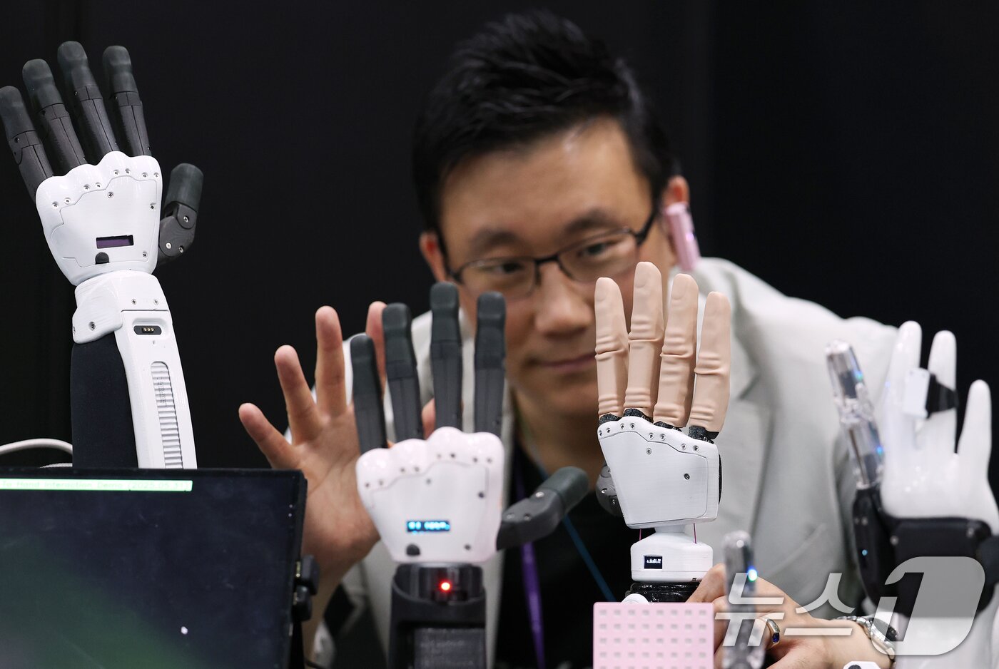 본문 이미지 - 26일 서울 강남구 코엑스에서 막을 올린 &#39;넥스트라이즈 2025&#39;에서 만드로 부스 관계자가 상지절단장애인용 전자 의수 및 로봇 손을 시연하고 있다. 2025.6.26/뉴스1 ⓒ News1 오대일 기자