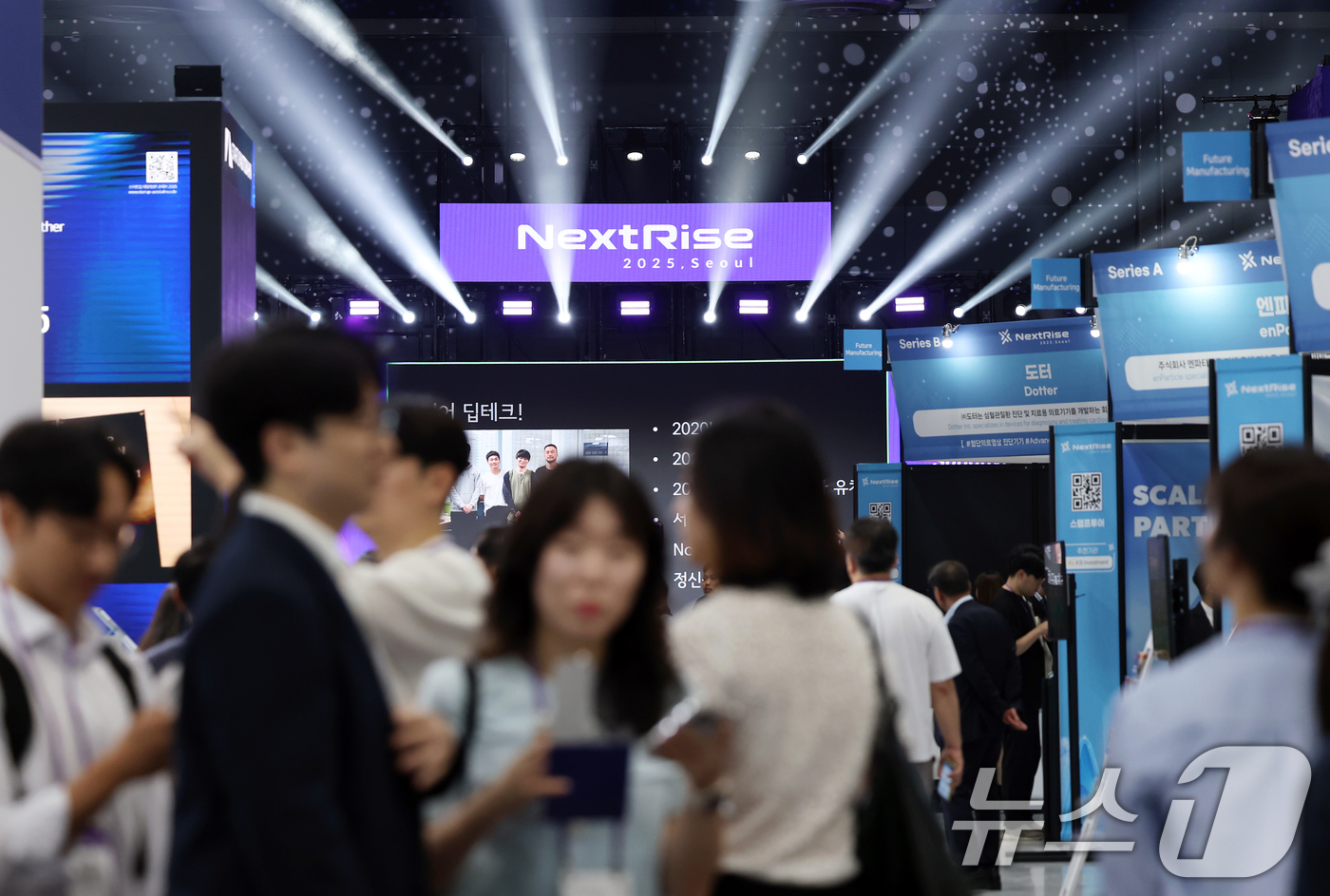 (서울=뉴스1) 오대일 기자 = 26일 서울 강남구 코엑스에서 막을 올린 '넥스트라이즈 2025'에서 참관객들이 다양한 스타트업 부스를 둘러보고 있다.넥스트라이즈(NextRise) …