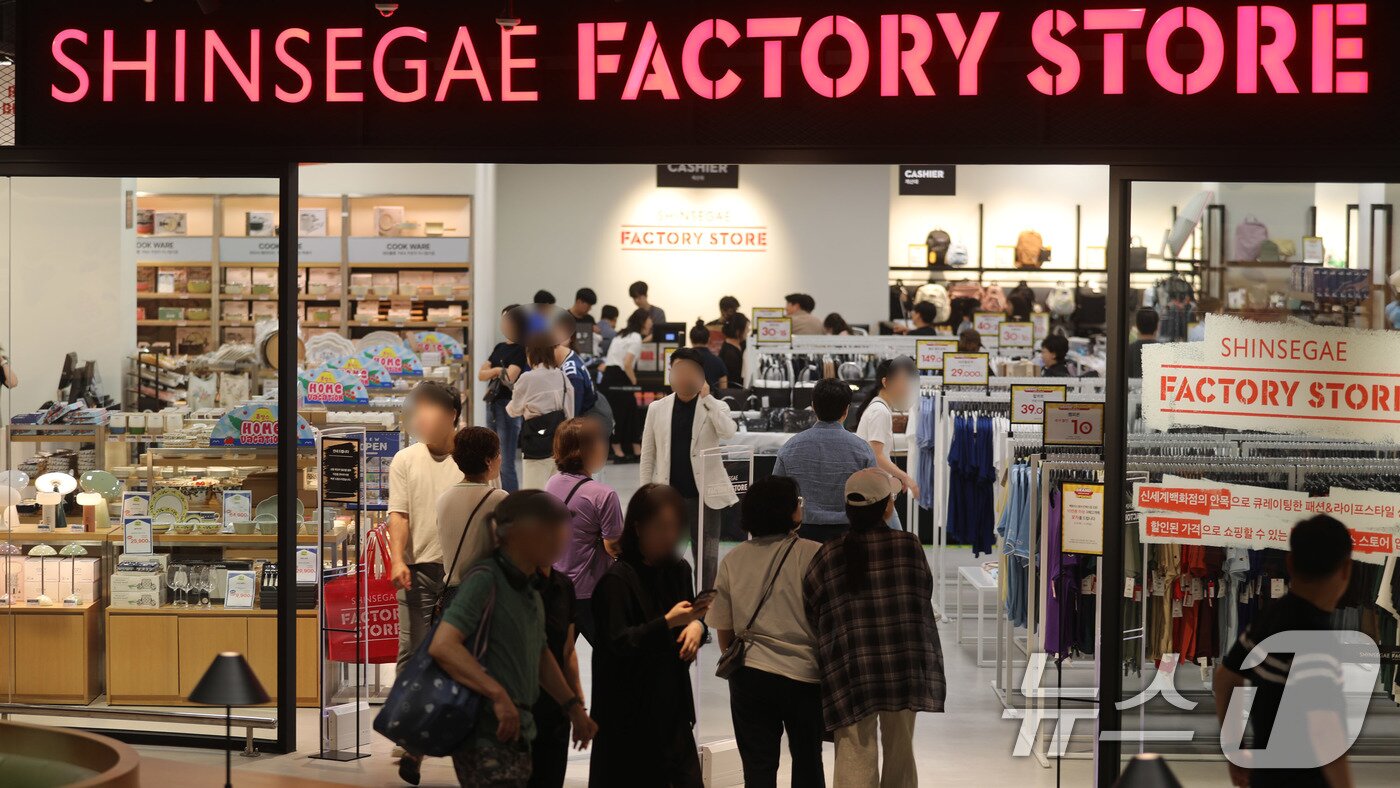 본문 이미지 - 이마트가 26일 경기 고양시 킨텍스점을 '스타필드 마켓'으로 업그레이드해 새롭게 선보였다고 밝혔다. 사진은 이날 스타필드 킨텍스점 오픈을 맞아 신계계 팩토리에서 쇼핑중인 고객들 모습. (이마트 제공. 재판매 및 DB 금지) 2025.6.26/뉴스1