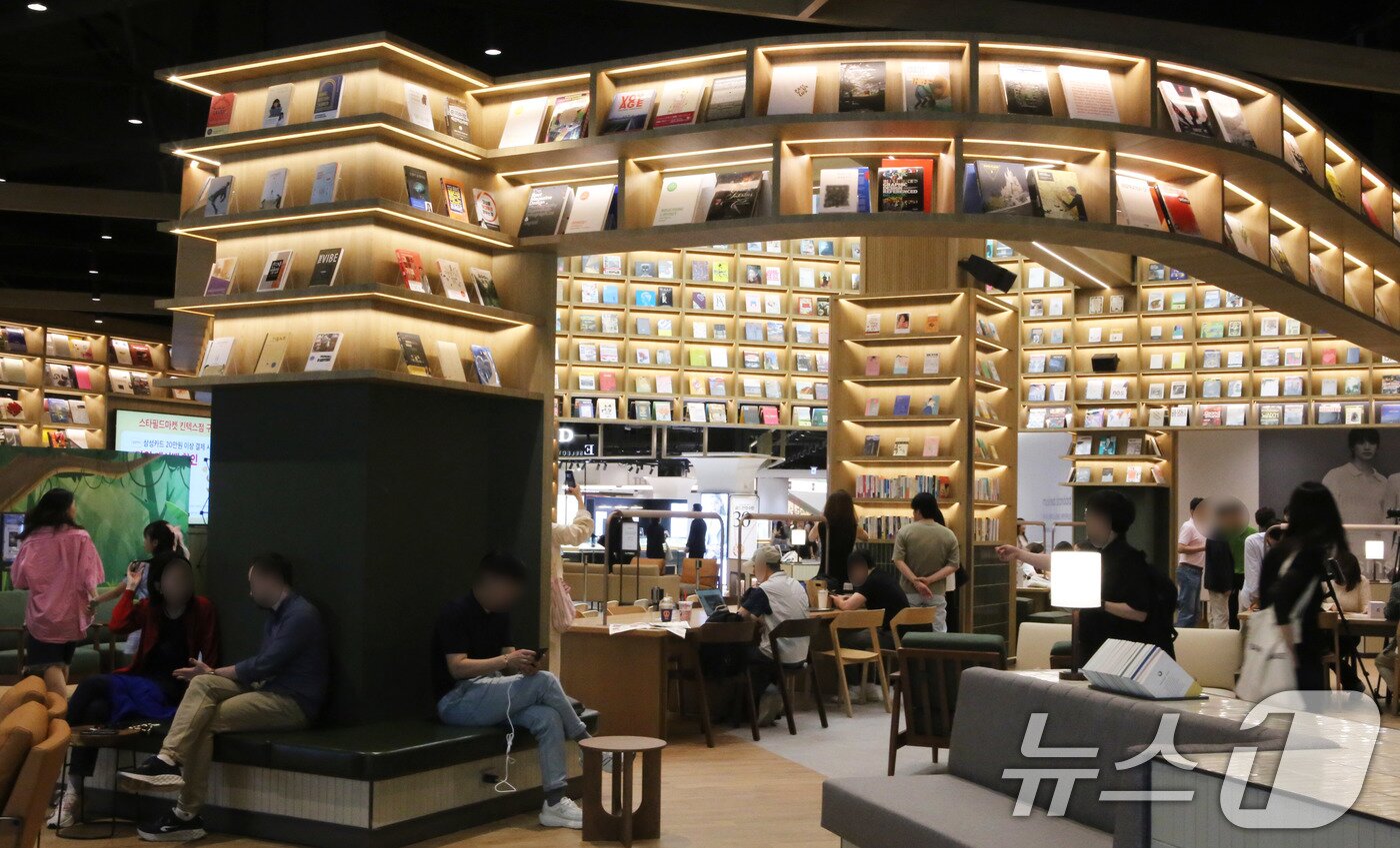 본문 이미지 - 이마트가 26일 경기 고양시 킨텍스점을 '스타필드 마켓'으로 업그레이드해 새롭게 선보였다고 밝혔다. 사진은 스타필드 마켓 킨텍스점의 시그니처 특화존 '북 그라운드' 모습. (이마트 제공. 재판매 및 DB 금지) 2025.6.26/뉴스1