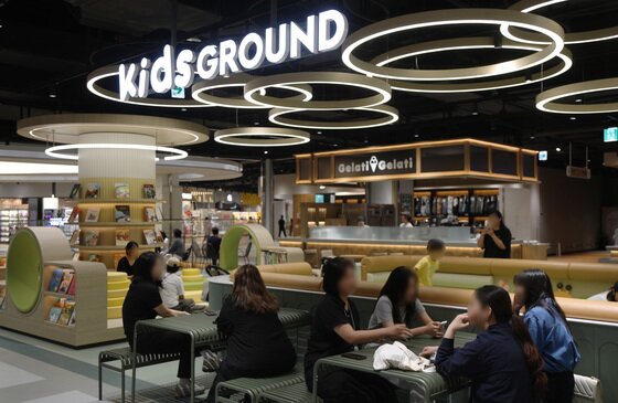 본문 이미지 -  스타필드 마켓 킨텍스점의 시그니처 특화존 '키즈 그라운드' 모습. (이마트 제공. 재판매 및 DB 금지) 2025.6.26/뉴스1