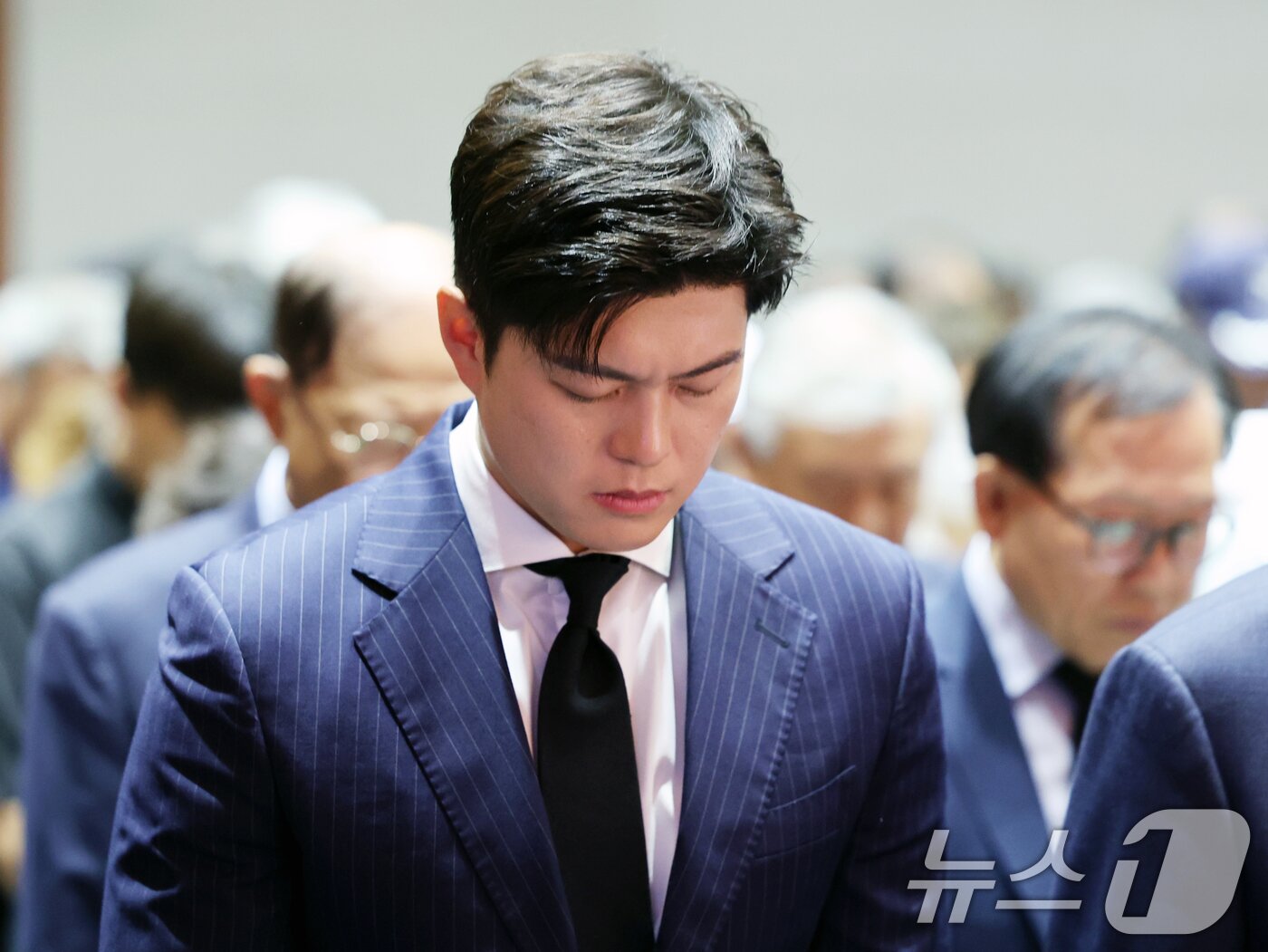 본문 이미지 - 김용태 국민의힘 비상대책위원장이 26일 서울 용산구 백범김구기념관에서 열린 백범 김구 선생 제76주기 추모식에서 묵념을 하고 있다. 2025.6.26/뉴스1 ⓒ News1 황기선 기자