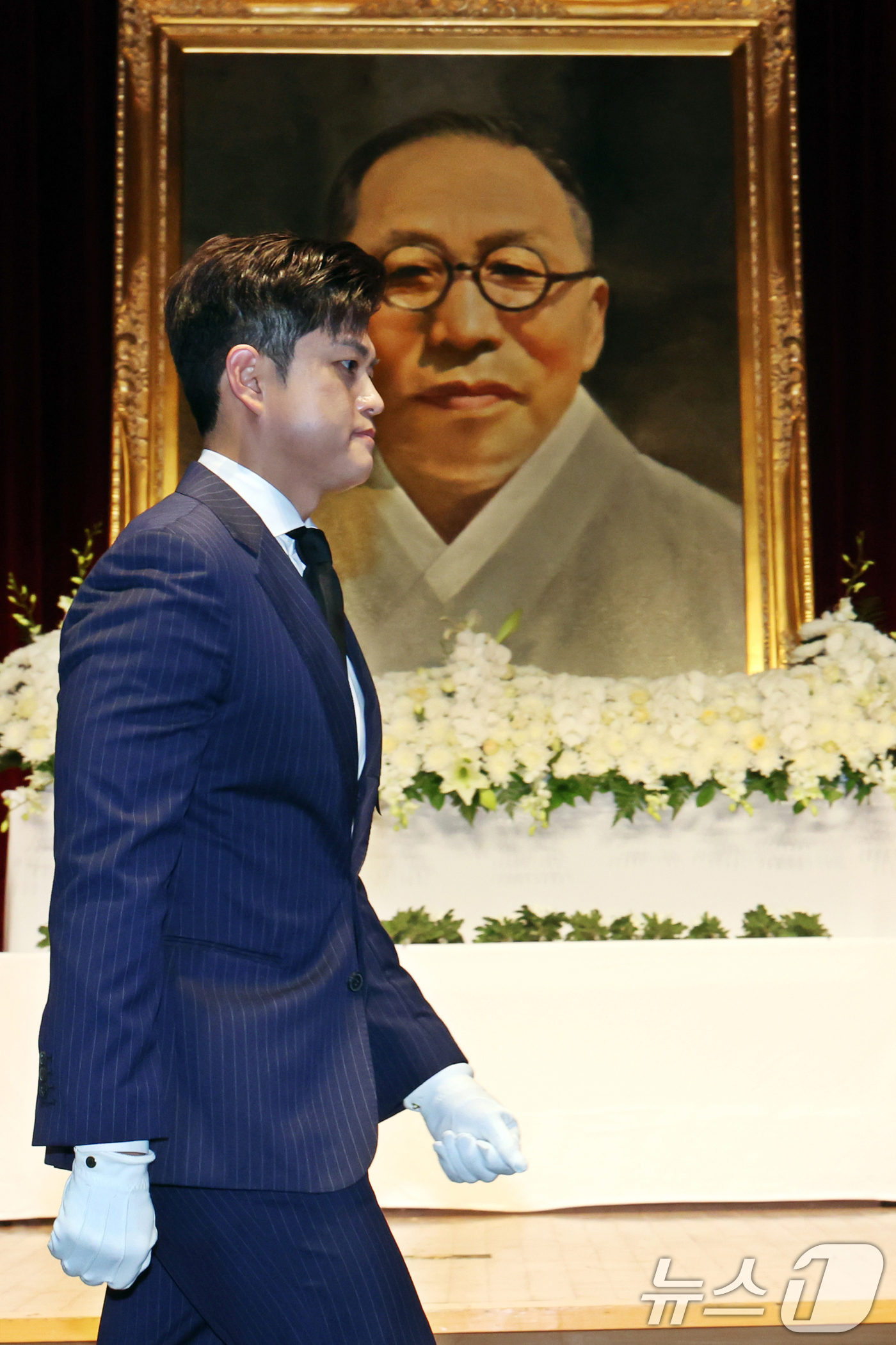 (서울=뉴스1) 황기선 기자 = 김용태 국민의힘 비상대책위원장이 26일 서울 용산구 백범김구기념관에서 열린 백범 김구 선생 제76주기 추모식에서 헌화를 마치고 자리로 이동하고 있다 …