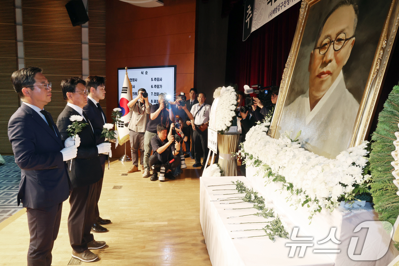 (서울=뉴스1) 황기선 기자 = 김용태 국민의힘 비상대책위원장(오른쪽부터)과 황운하 조국혁신당 의원, 정승원 김승원 더불어민주당 의원이 26일 서울 용산구 백범김구기념관에서 열린 …