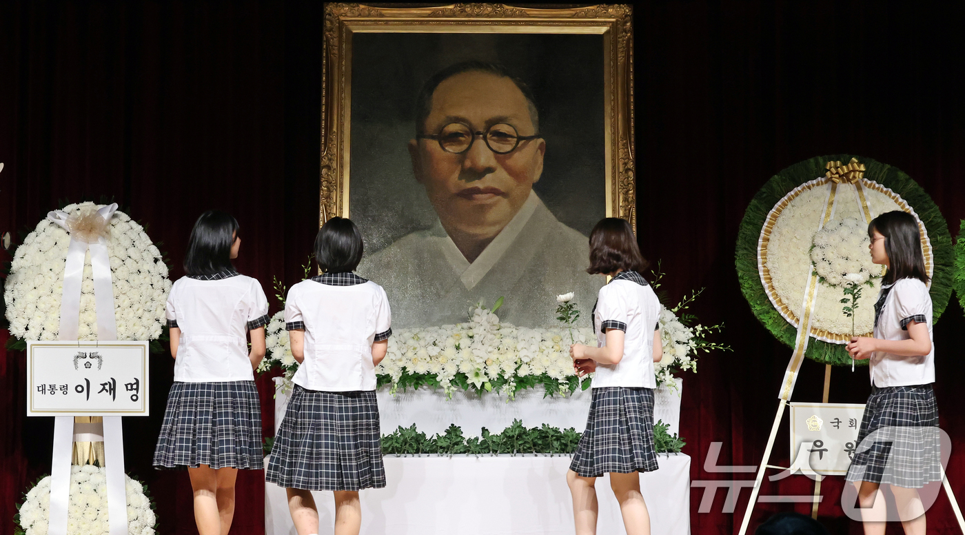 (서울=뉴스1) 황기선 기자 = 26일 서울 용산구 백범김구기념관에서 열린 백범 김구 선생 제76주기 추모식에서 이화여자고등학교 백범일지 독후감대회 수상 학생들이 헌화를 하고 있다 …