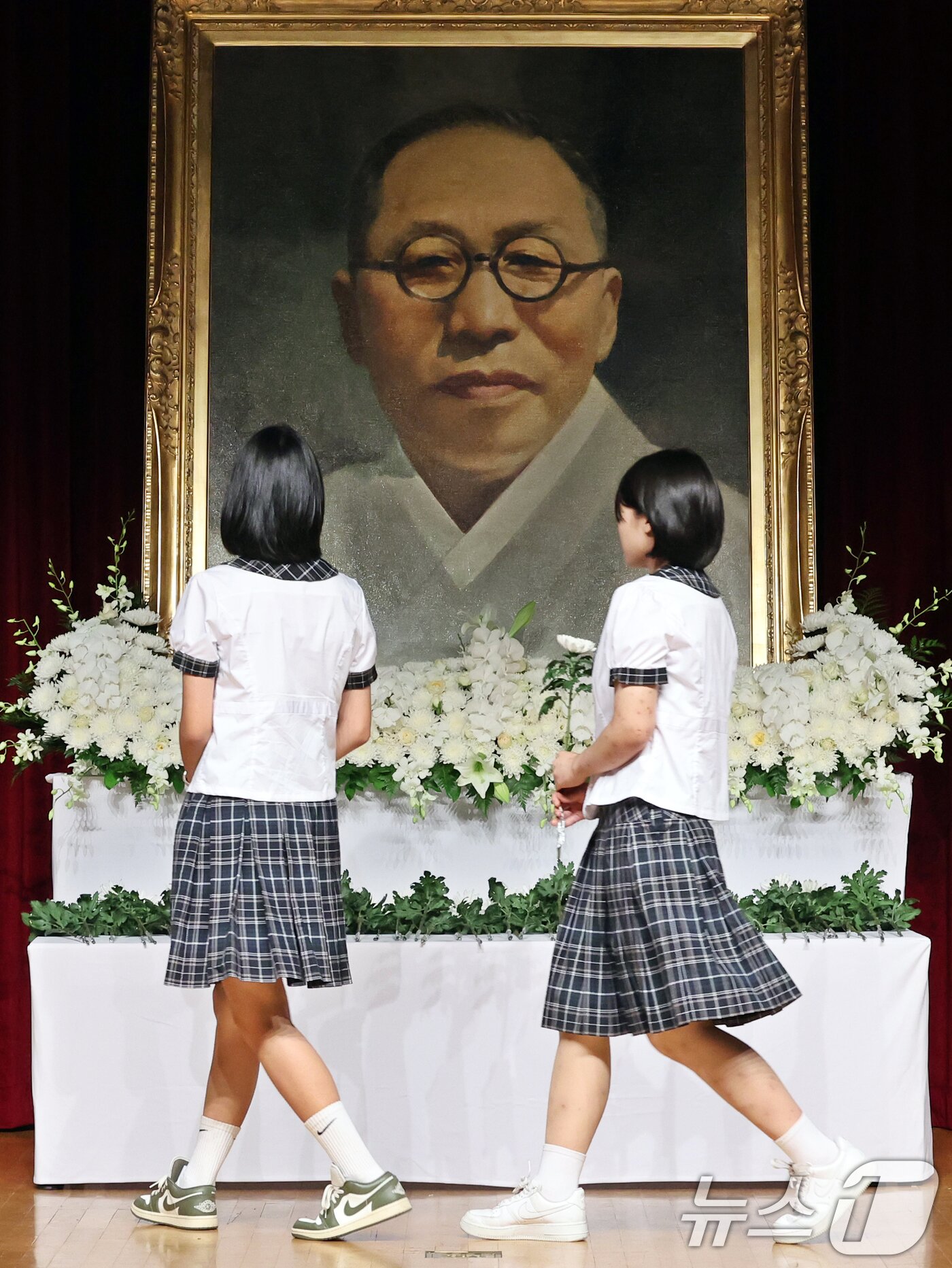 본문 이미지 - 26일 서울 용산구 백범김구기념관에서 열린 백범 김구 선생 제76주기 추모식에서 이화여자고등학교 백범일지 독후감대회 수상 학생들이 헌화를 하고 있다. 2025.6.26/뉴스1 ⓒ News1 황기선 기자