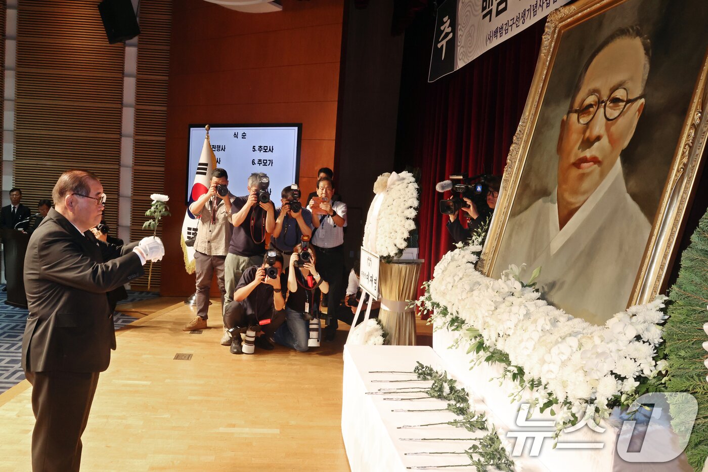 본문 이미지 - 이종찬 광복회장이 26일 서울 용산구 백범김구기념관에서 열린 백범 김구 선생 제76주기 추모식에서 헌화를 하고 있다. 2025.6.26/뉴스1 ⓒ News1 황기선 기자