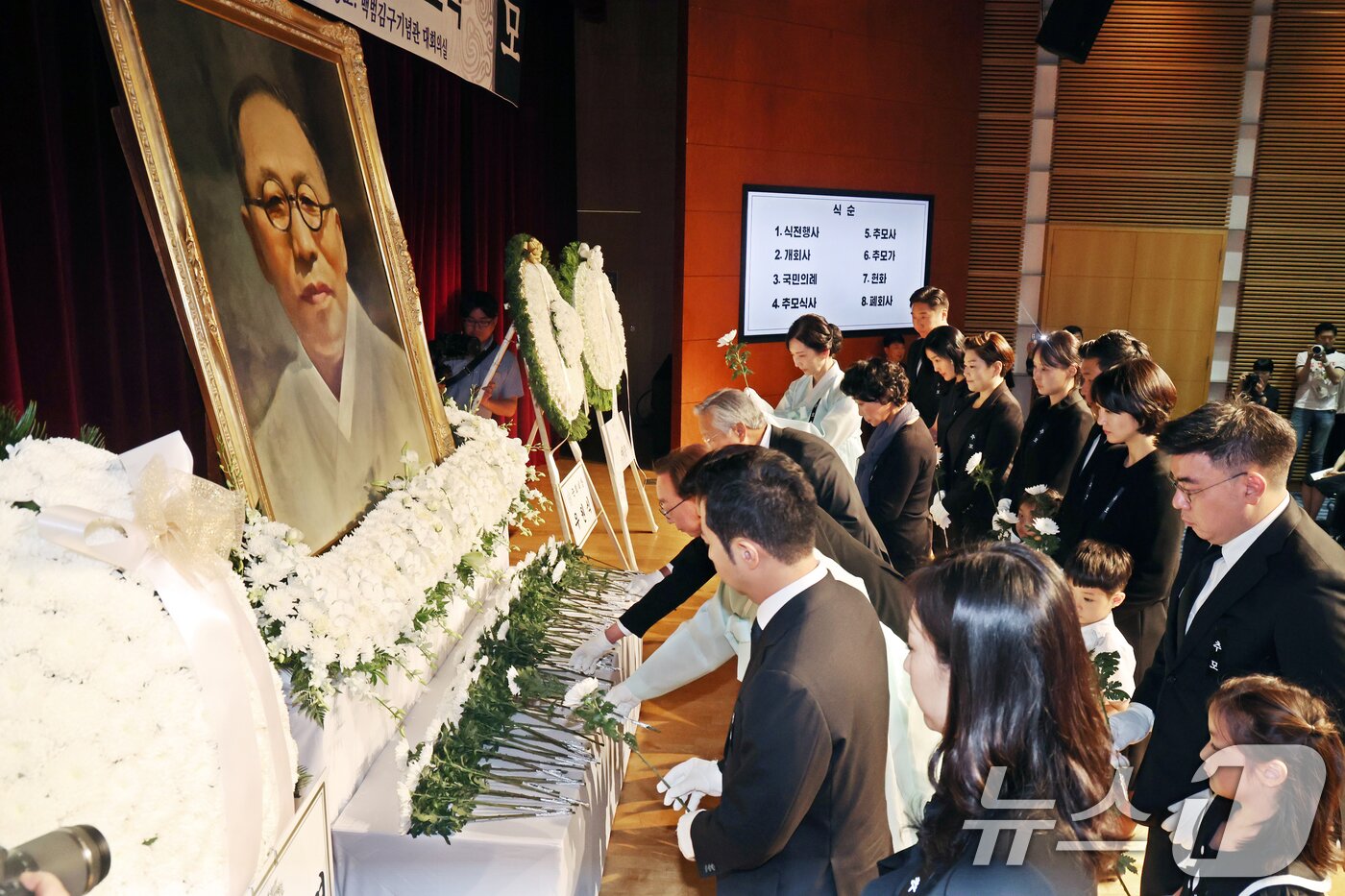 본문 이미지 - 26일 서울 용산구 백범김구기념관에서 열린 백범 김구 선생 제76주기 추모식에서 유족들이 헌화를 하고 있다. 2025.6.26/뉴스1 ⓒ News1 황기선 기자