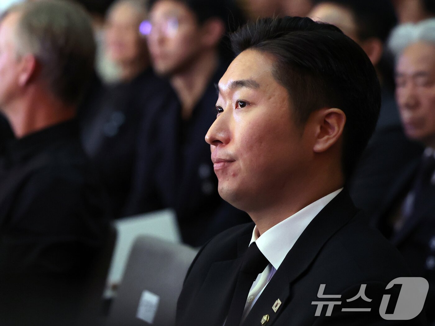 본문 이미지 - 백범 김구 선생의 증손자인 김용만 더불어민주당 의원이 26일 서울 용산구 백범김구기념관에서 열린 백범 김구 선생 제76주기 추모식에 자리하고 있다. 2025.6.26/뉴스1 ⓒ News1 황기선 기자