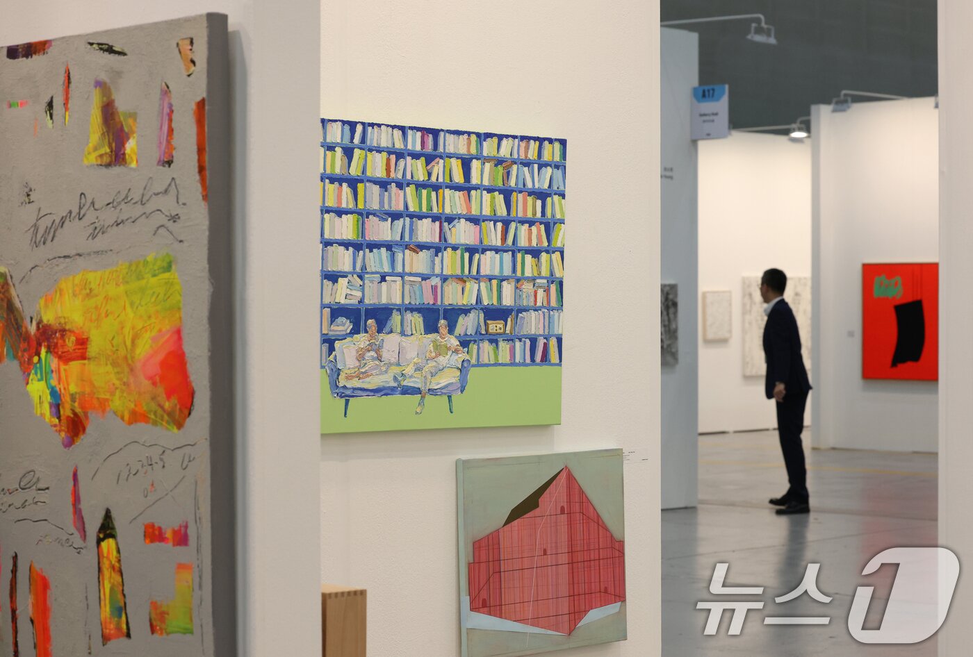 본문 이미지 - 26일 오전 경기 수원시 영통구 수원컨벤션센터에서 열린 &#39;2025 화랑미술제 in 수원&#39;에서 다양한 회화, 조각, 미디어, 설치 등 미술작품들이 전시돼 있다. 2025.6.26/뉴스1 ⓒ News1 김영운 기자