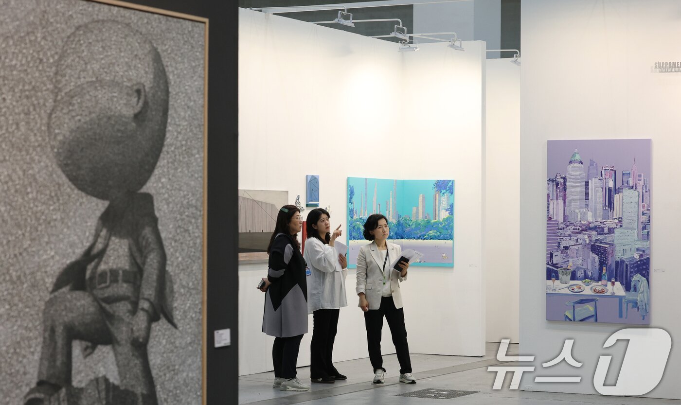 본문 이미지 - 26일 오전 경기 수원시 영통구 수원컨벤션센터에서 열린 &#39;2025 화랑미술제 in 수원&#39;에서 다양한 회화, 조각, 미디어, 설치 등 미술작품들이 전시돼 있다. 2025.6.26/뉴스1 ⓒ News1 김영운 기자