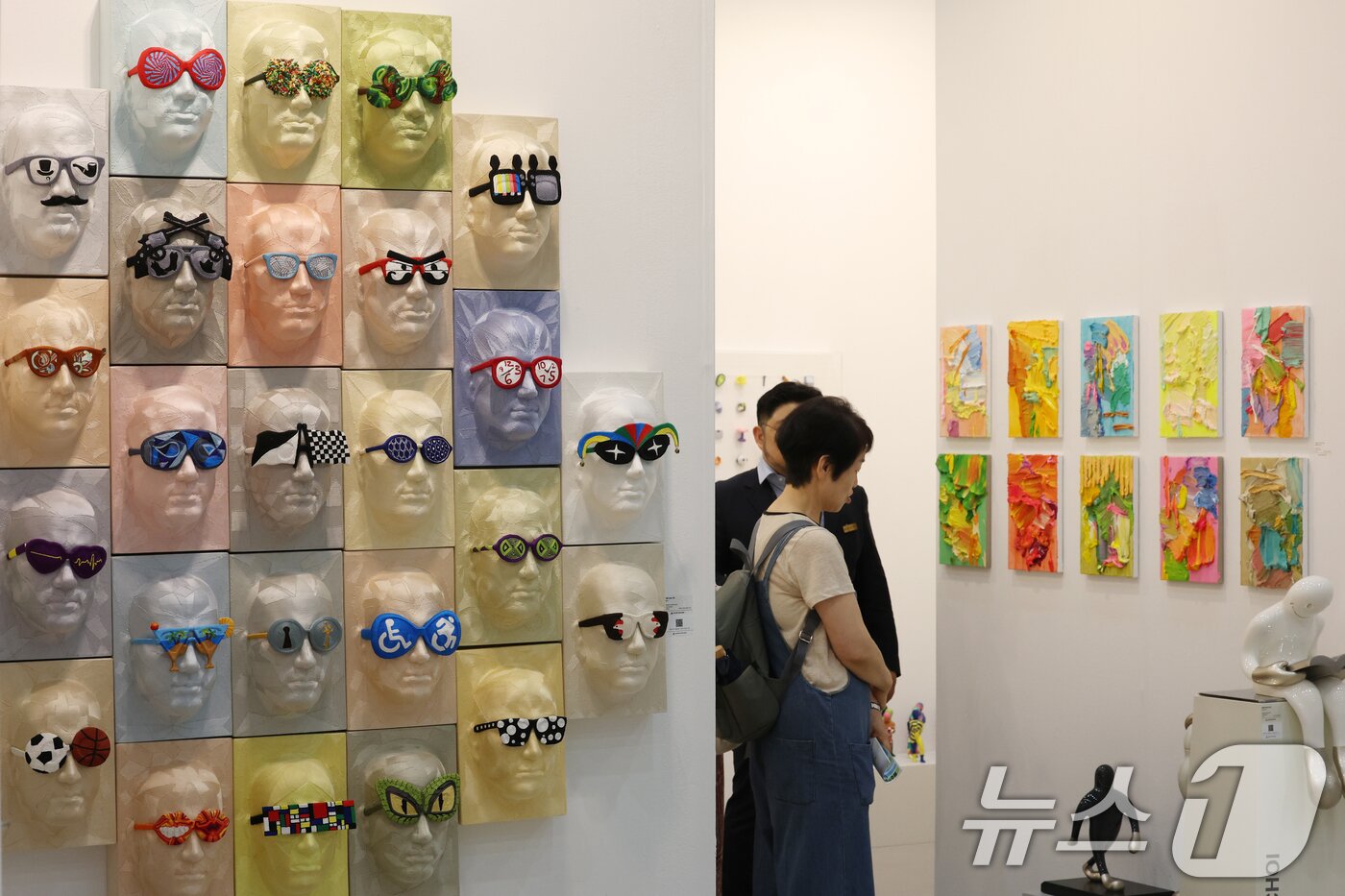 본문 이미지 - 26일 오전 경기 수원시 영통구 수원컨벤션센터에서 열린 &#39;2025 화랑미술제 in 수원&#39;에서 다양한 회화, 조각, 미디어, 설치 등 미술작품들이 전시돼 있다. 2025.6.26/뉴스1 ⓒ News1 김영운 기자