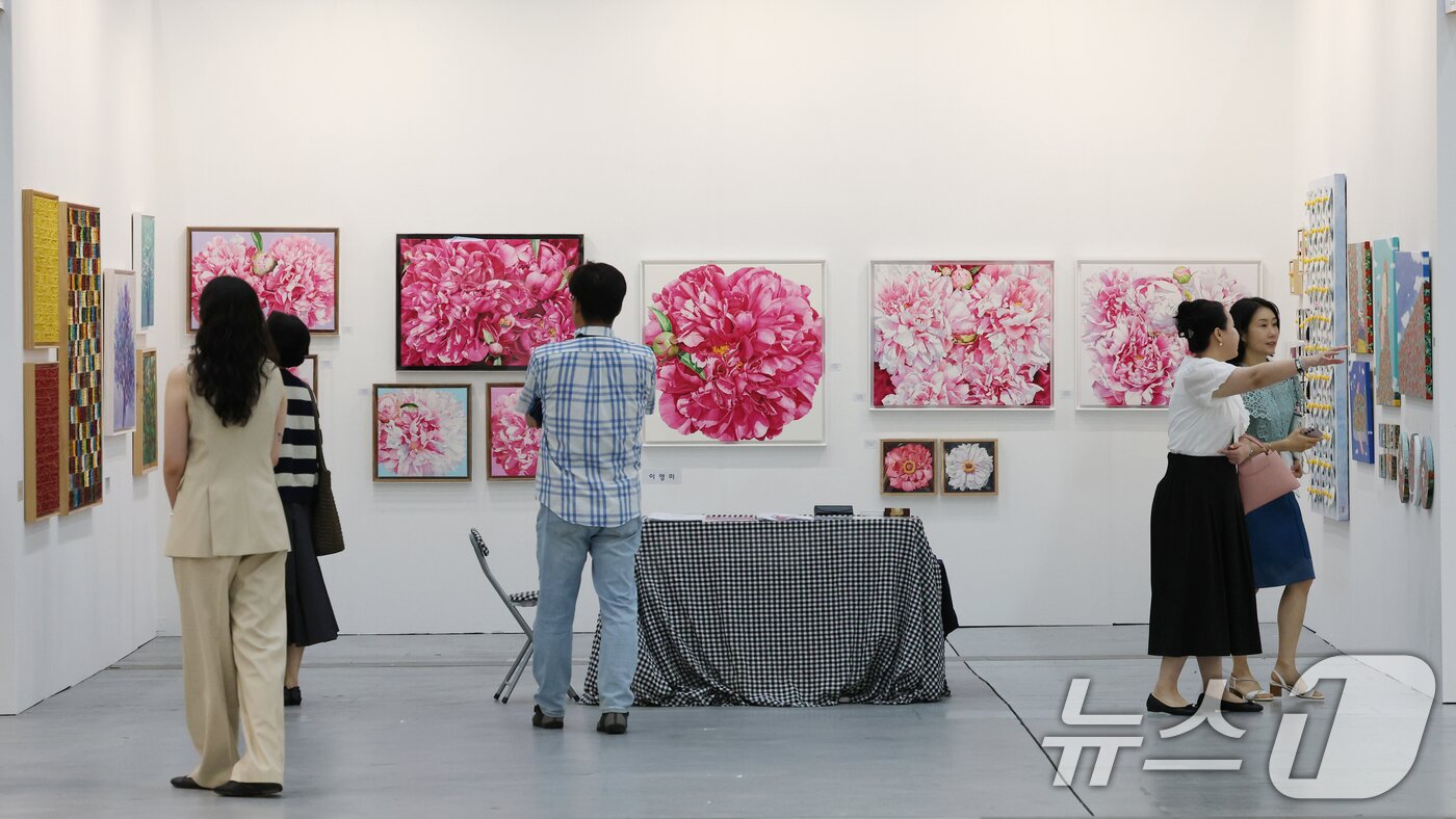 본문 이미지 - 26일 오전 경기 수원시 영통구 수원컨벤션센터에서 열린 &#39;2025 화랑미술제 in 수원&#39;에서 다양한 회화, 조각, 미디어, 설치 등 미술작품들이 전시돼 있다. 2025.6.26/뉴스1 ⓒ News1 김영운 기자