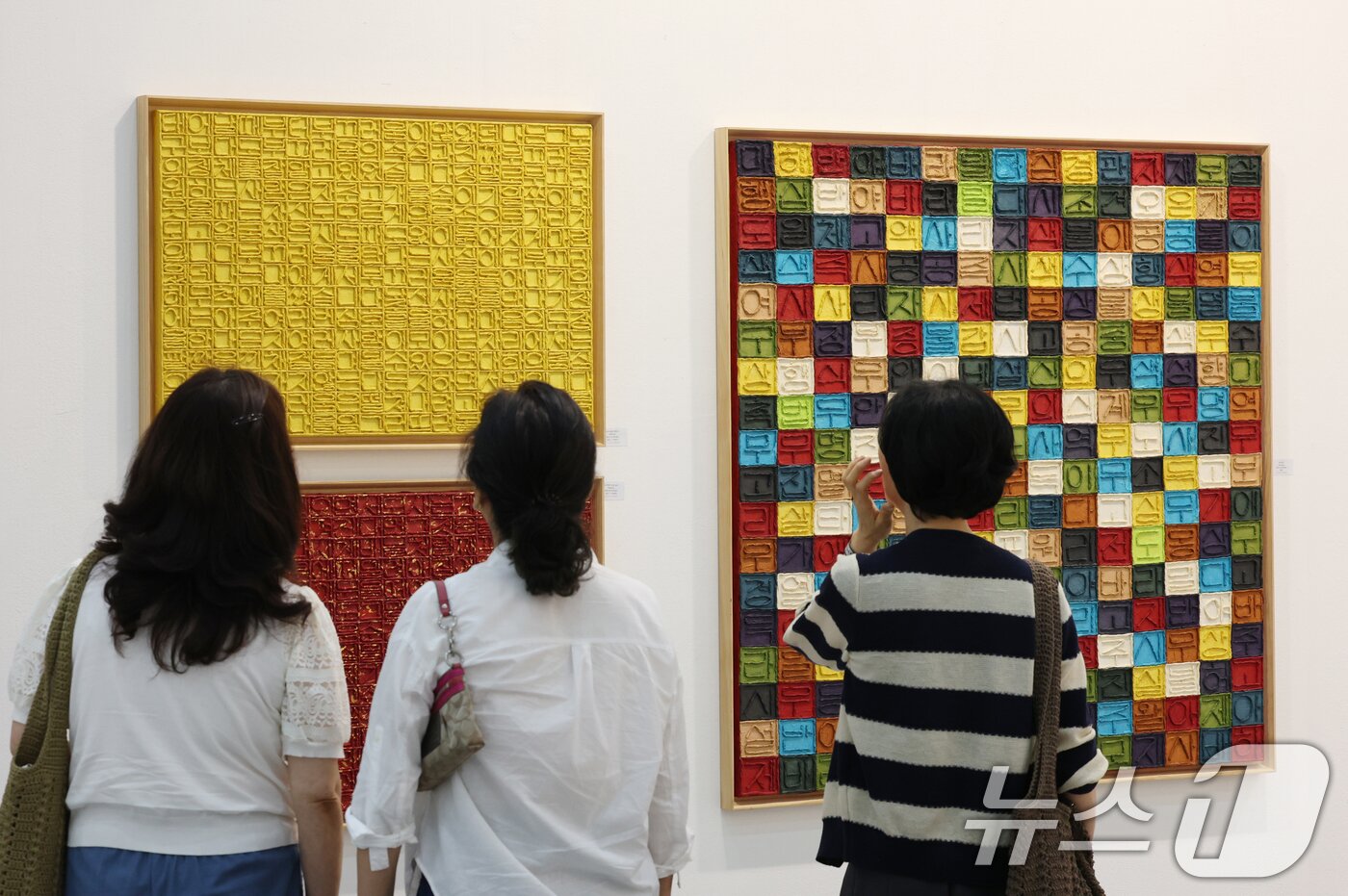 본문 이미지 - 26일 오전 경기 수원시 영통구 수원컨벤션센터에서 열린 &#39;2025 화랑미술제 in 수원&#39;에서 다양한 회화, 조각, 미디어, 설치 등 미술작품들이 전시돼 있다. 2025.6.26/뉴스1 ⓒ News1 김영운 기자