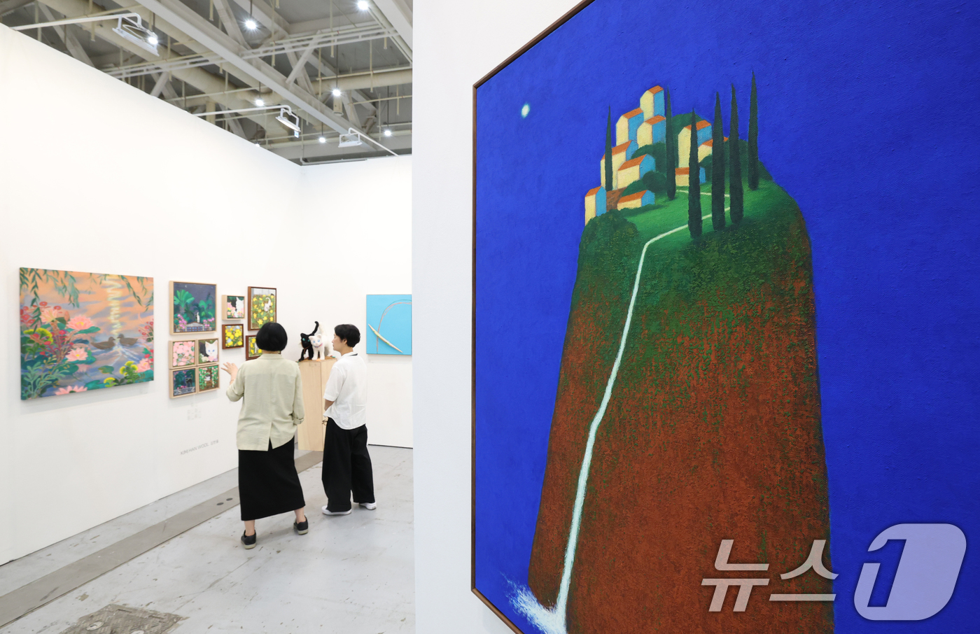 (수원=뉴스1) 김영운 기자 = 26일 오전 경기 수원시 영통구 수원컨벤션센터에서 열린 '2025 화랑미술제 in 수원'에서 다양한 회화, 조각, 미디어, 설치 등 미술작품들이 전 …