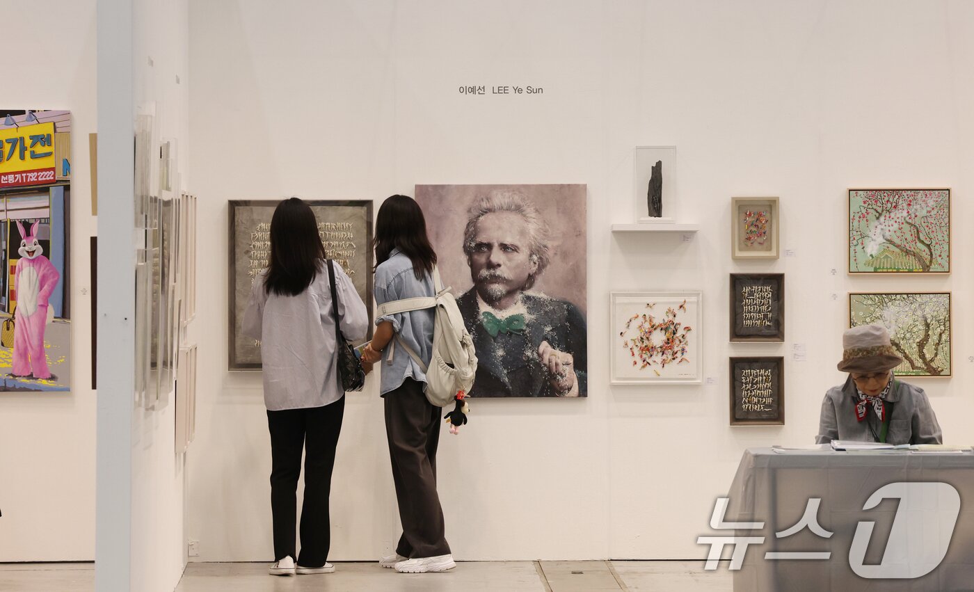 본문 이미지 - 26일 오전 경기 수원시 영통구 수원컨벤션센터에서 열린 &#39;2025 화랑미술제 in 수원&#39;에서 다양한 회화, 조각, 미디어, 설치 등 미술작품들이 전시돼 있다. 2025.6.26/뉴스1 ⓒ News1 김영운 기자