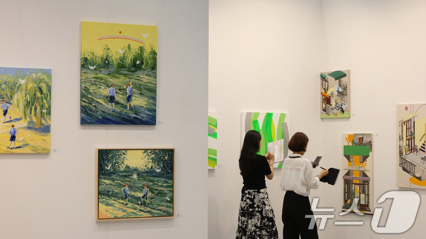 본문 이미지 - 26일 오전 경기 수원시 영통구 수원컨벤션센터에서 열린 &#39;2025 화랑미술제 in 수원&#39;에서 다양한 회화, 조각, 미디어, 설치 등 미술작품들이 전시돼 있다. 2025.6.26/뉴스1 ⓒ News1 김영운 기자