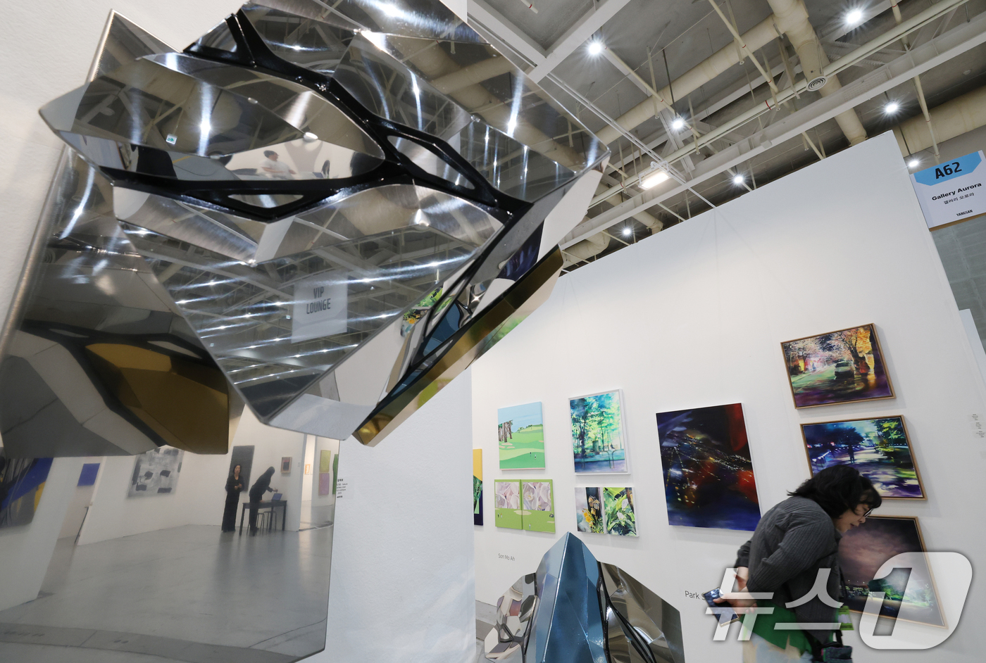 (수원=뉴스1) 김영운 기자 = 26일 오전 경기 수원시 영통구 수원컨벤션센터에서 열린 '2025 화랑미술제 in 수원'에서 다양한 회화, 조각, 미디어, 설치 등 미술작품들이 전 …