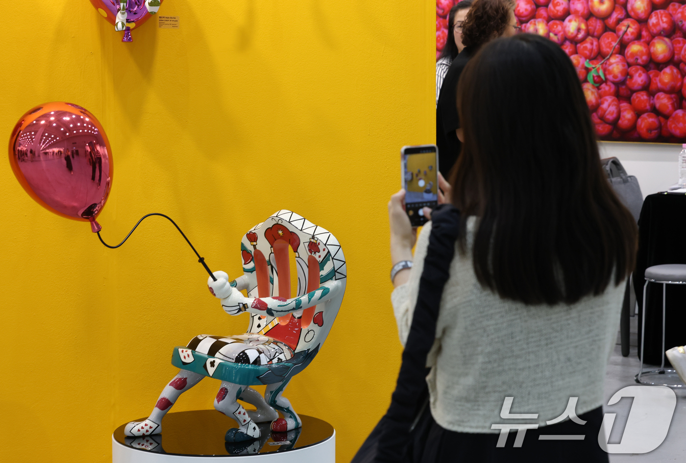 (수원=뉴스1) 김영운 기자 = 26일 오전 경기 수원시 영통구 수원컨벤션센터에서 열린 '2025 화랑미술제 in 수원'에서 다양한 회화, 조각, 미디어, 설치 등 미술작품들이 전 …