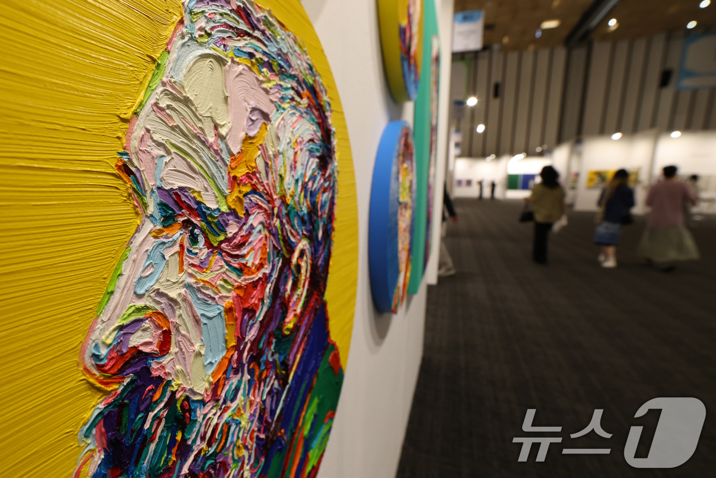 (수원=뉴스1) 김영운 기자 = 26일 오전 경기 수원시 영통구 수원컨벤션센터에서 열린 '2025 화랑미술제 in 수원'에서 다양한 회화, 조각, 미디어, 설치 등 미술작품들이 전 …